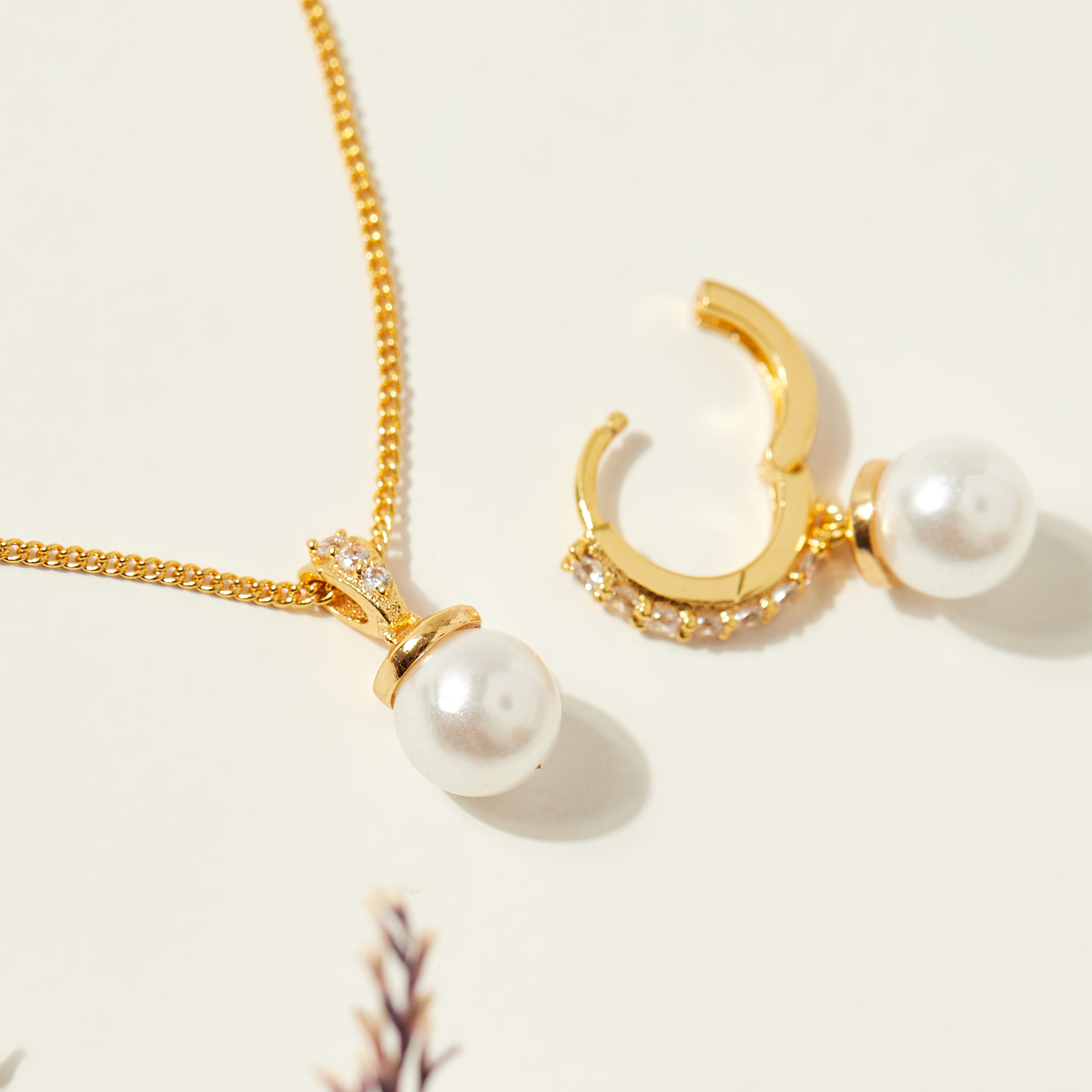 طقم حلق مرصع بالكريستال وقلادة بدلاية مزيّنة بالؤلؤ-women-watchesandjewellery-jewellery-jewellerysets-image-4