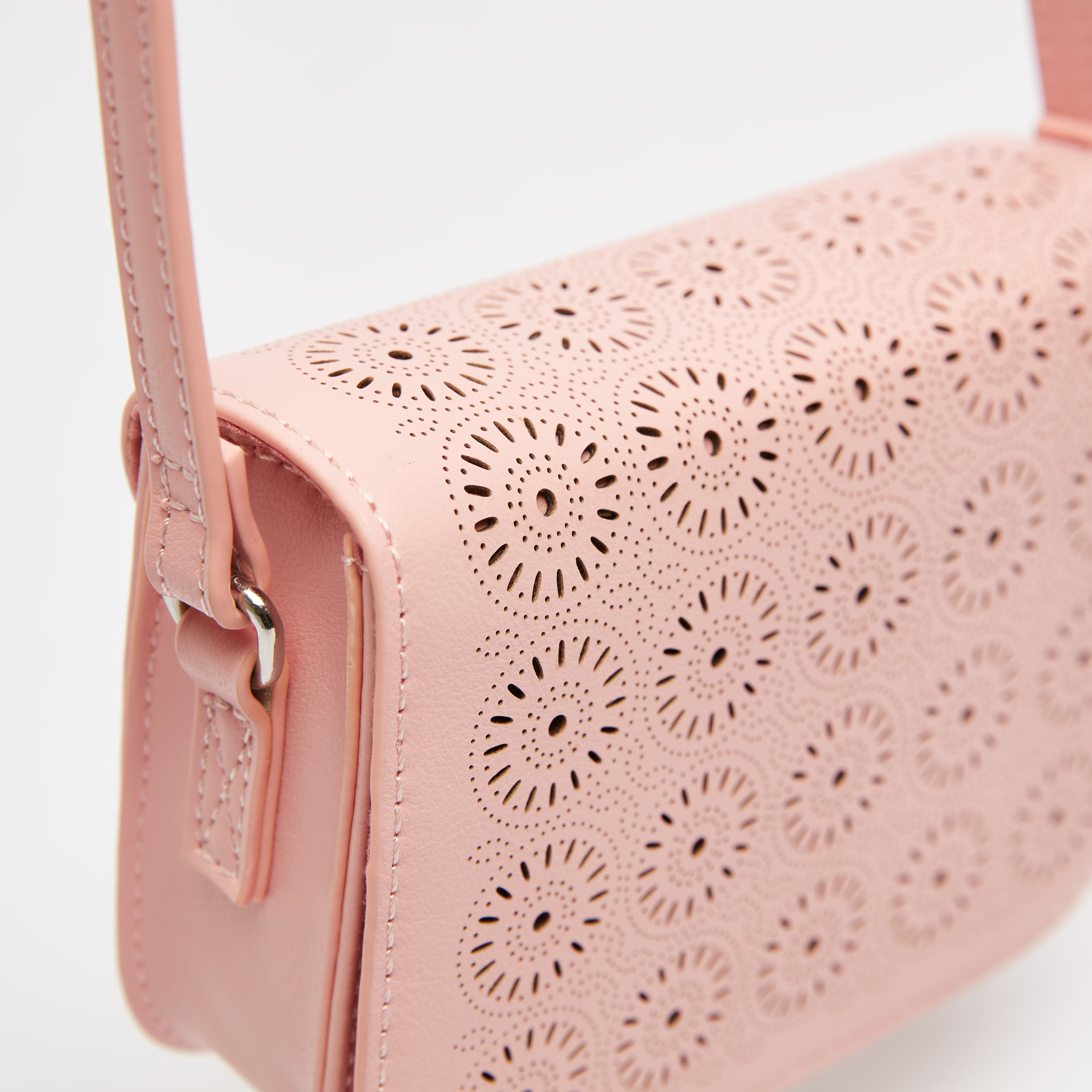 شنطة يد بتصاميم مفرغة وإغلاق مغناطيسي وحزام قابل للتعديل من ليتل ميسي-girls-accessories-bags-image-4