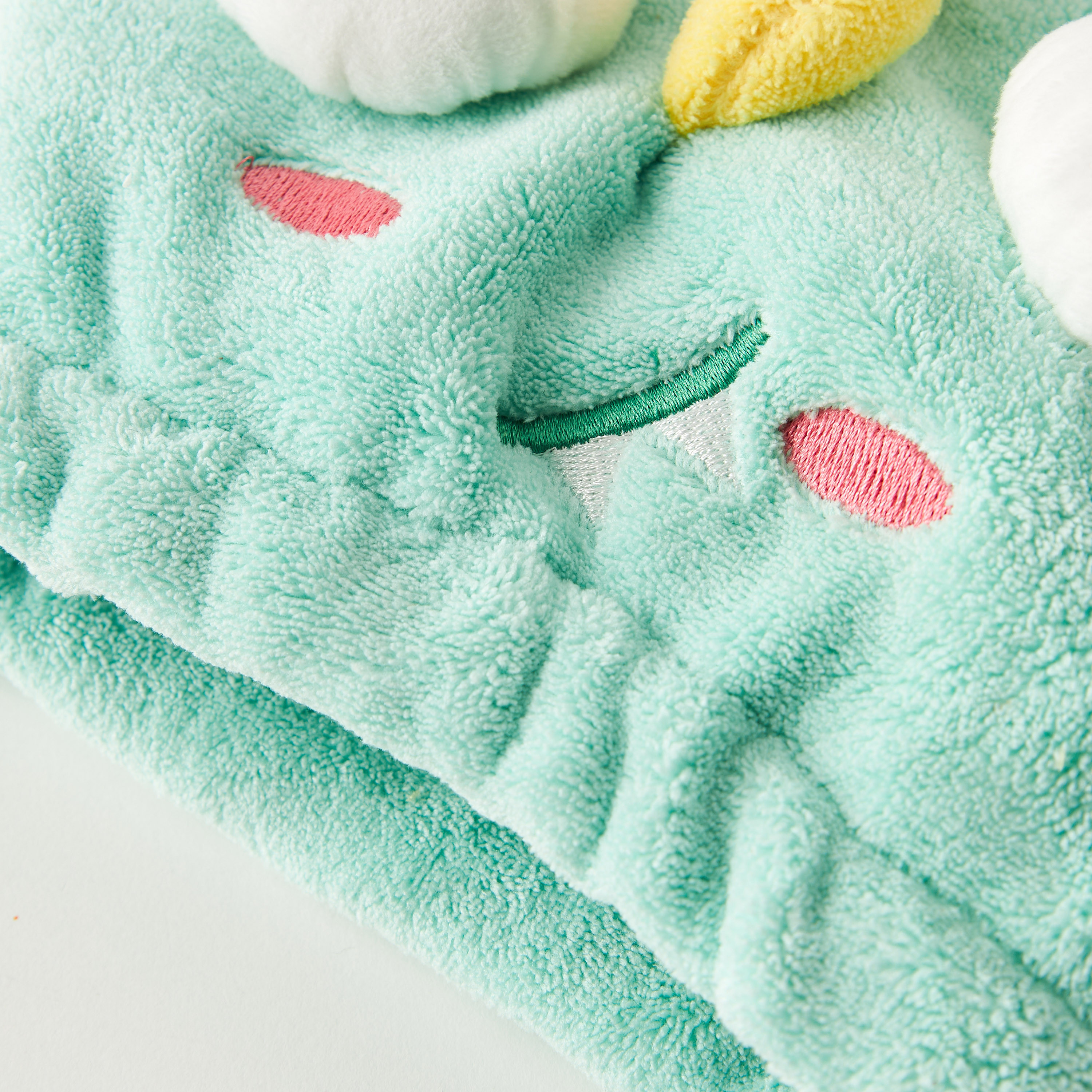 لفة شعر بتقليمات كرات بوم بوم وزخارف من فايندز-beautyandpersonalcare-bathandbody-toolsandaccessories-bathaccessories-image-2