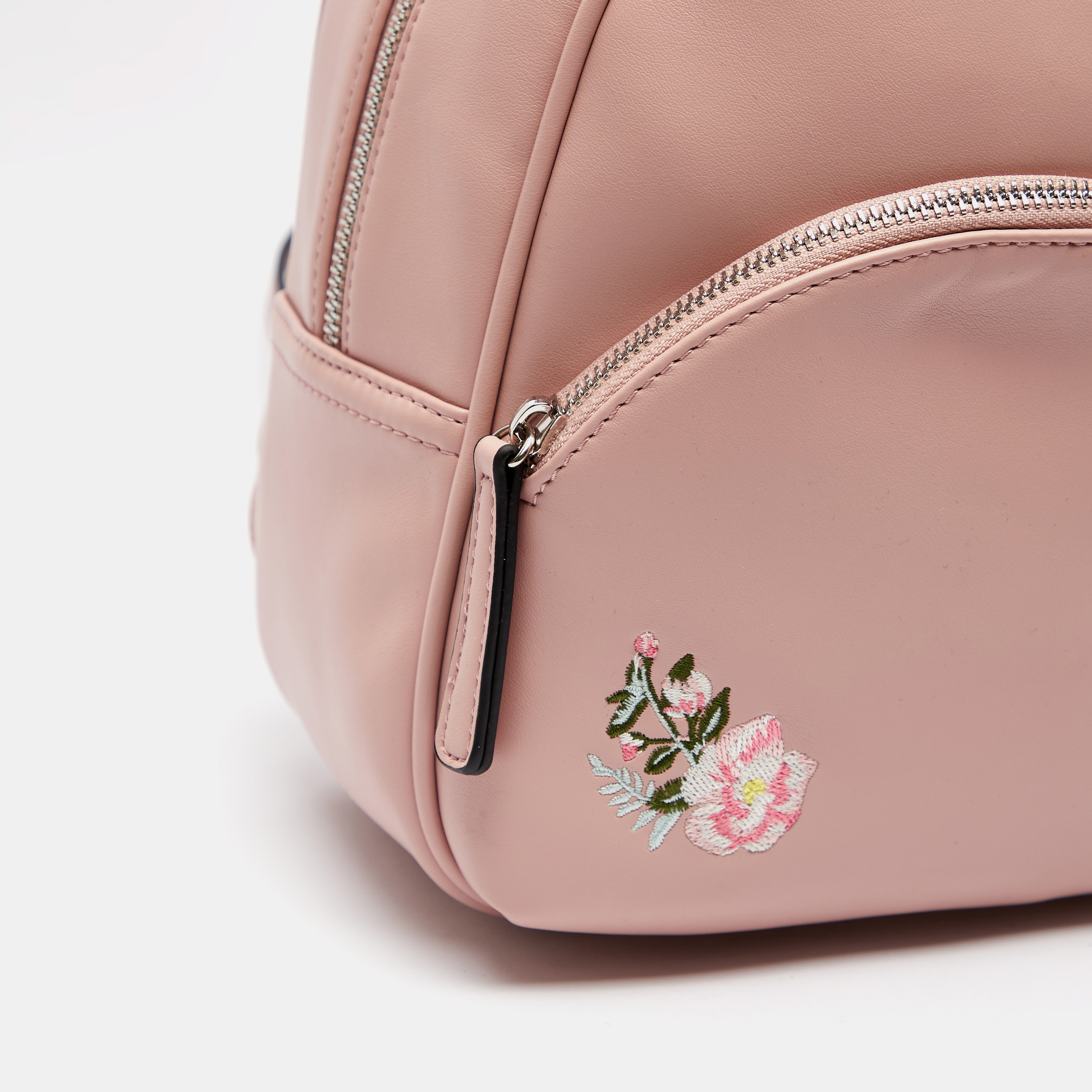 شنطة ظهر مطرزة بسحاب وأحزمة قابلة للتعديل من ميسي-women-bagsandwallets-backpacks-image-3