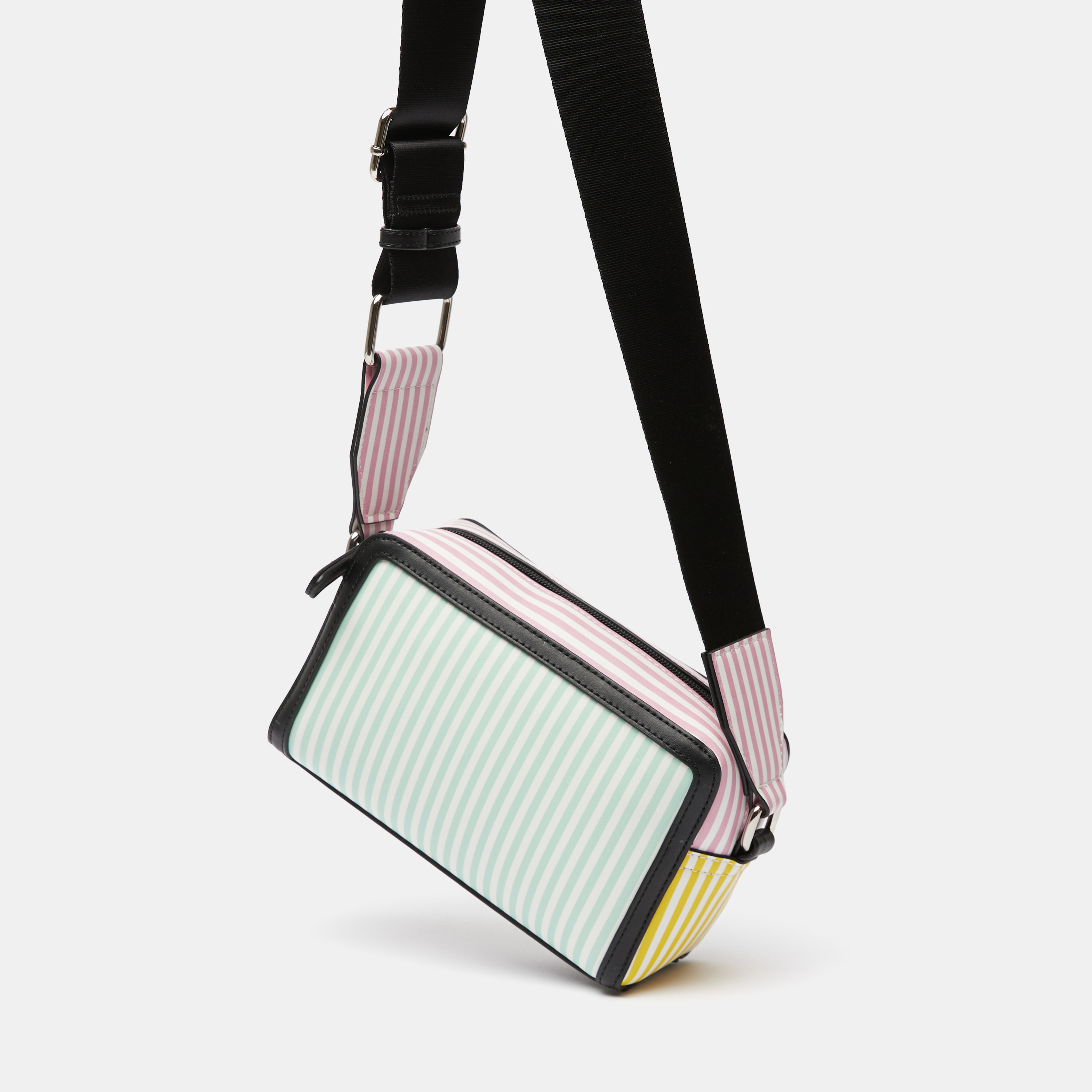 شنطة كروس بودي مقلّمة بحزام قابل للتعديل وسحاب إغلاق من ميسي-women-bagsandwallets-handbags-image-2