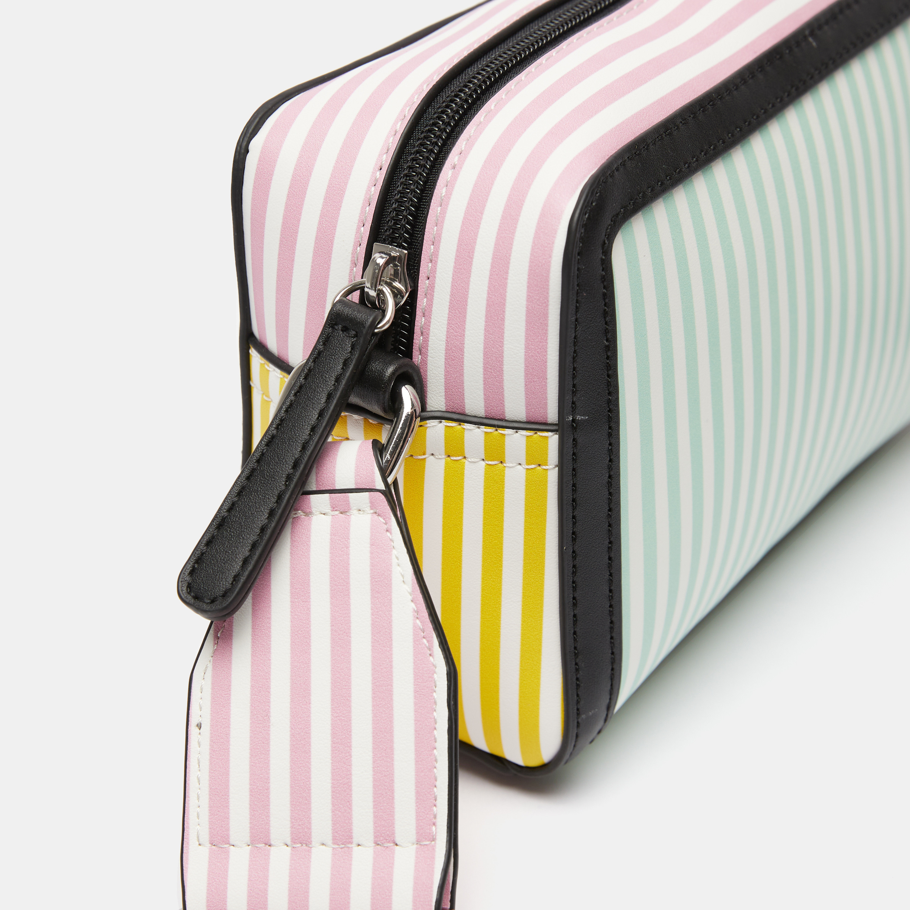 شنطة كروس بودي مقلّمة بحزام قابل للتعديل وسحاب إغلاق من ميسي-women-bagsandwallets-handbags-image-4