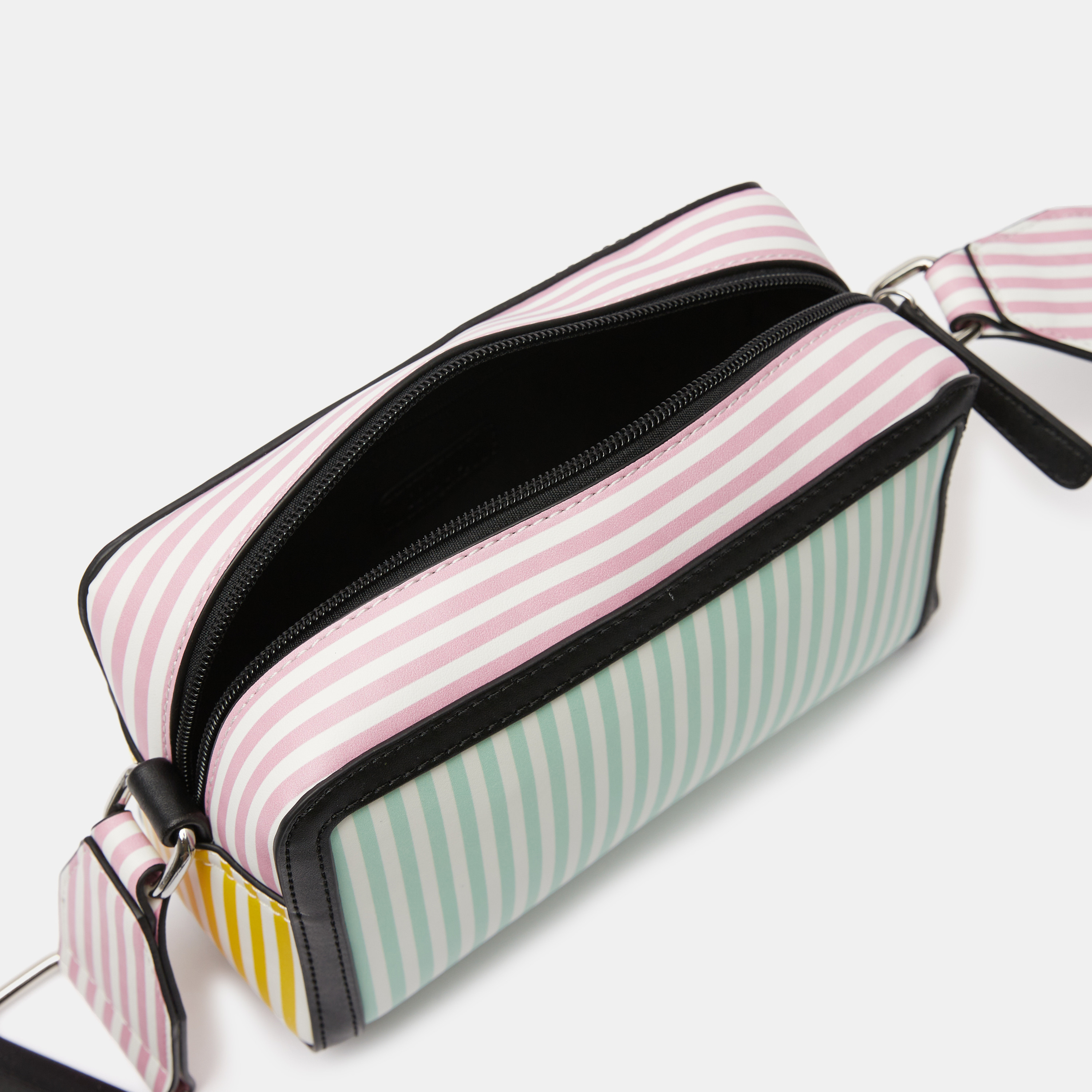 شنطة كروس بودي مقلّمة بحزام قابل للتعديل وسحاب إغلاق من ميسي-women-bagsandwallets-handbags-image-5