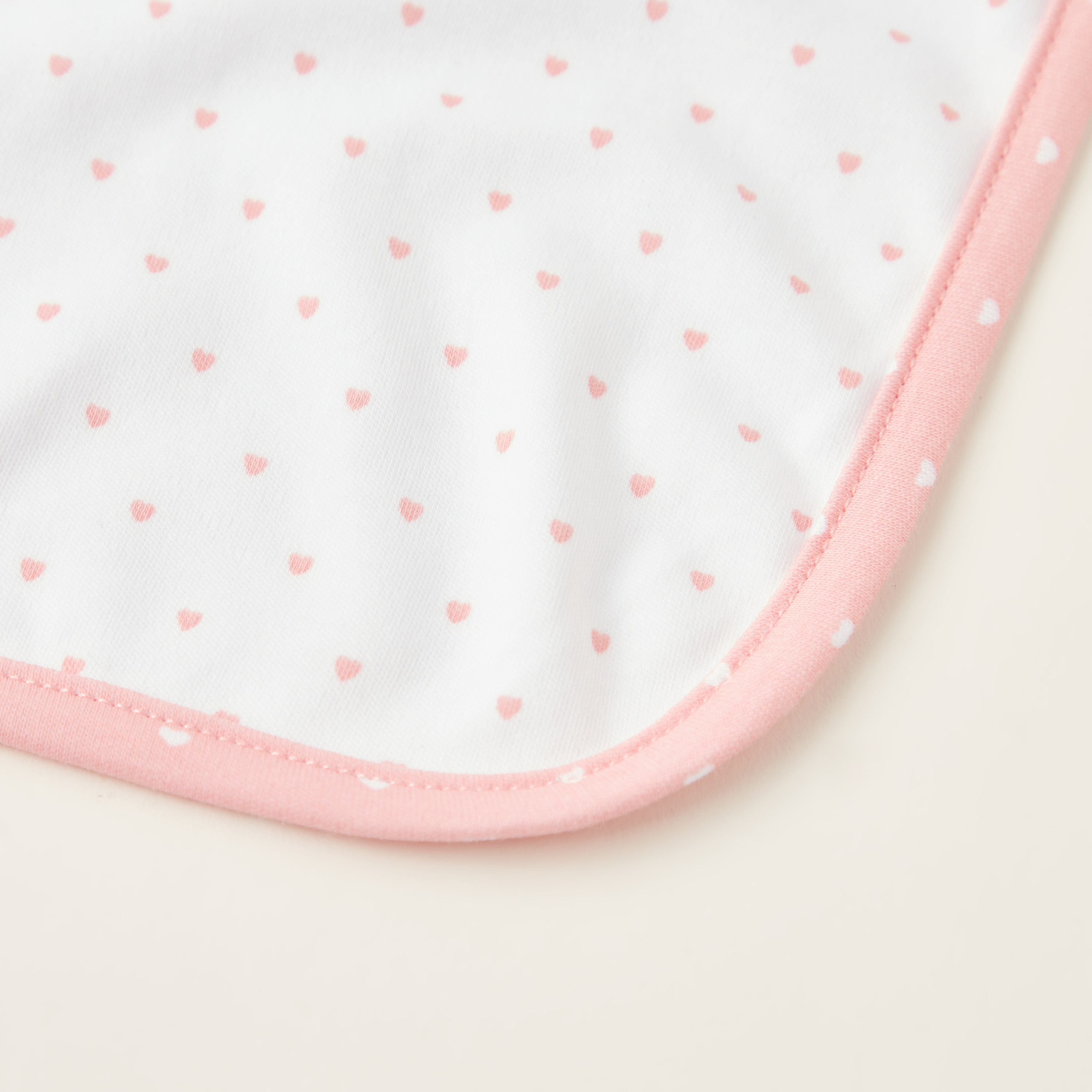 بطانية لحديثي الولادة بطبعات قلب من جيجلز-baby-nursery-blanketsandswaddles-receivingblankets-image-2