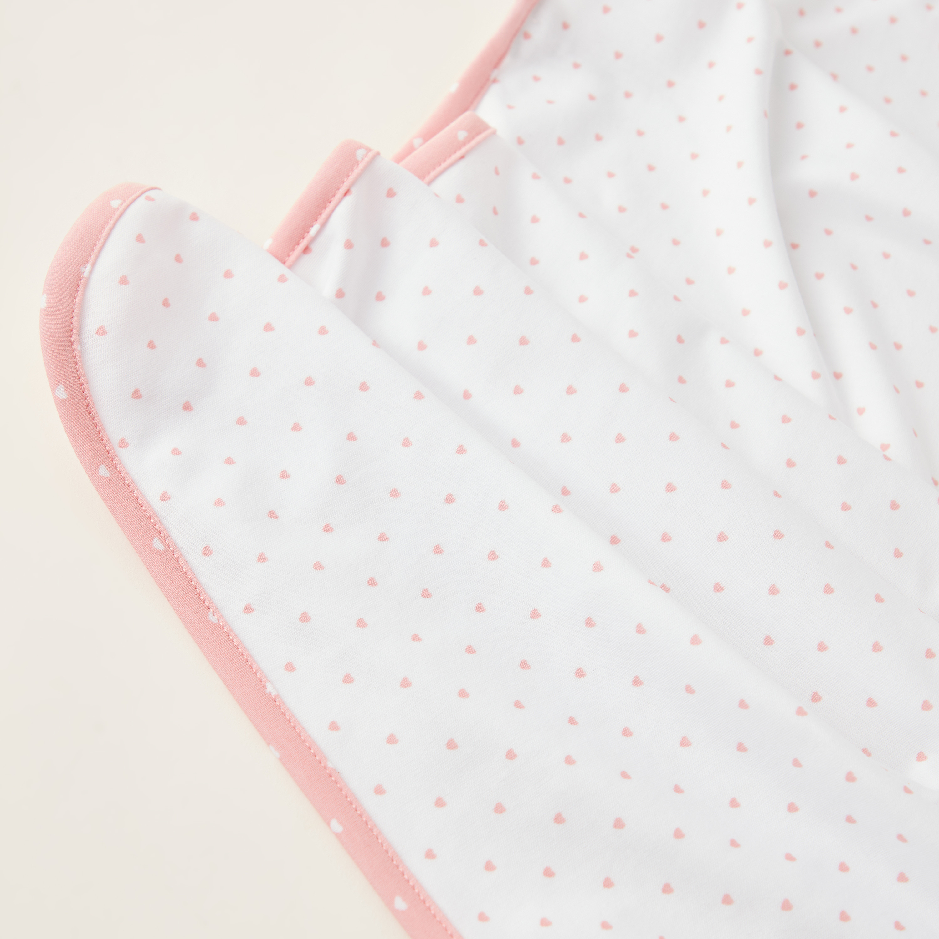 بطانية لحديثي الولادة بطبعات قلب من جيجلز-baby-nursery-blanketsandswaddles-receivingblankets-image-4