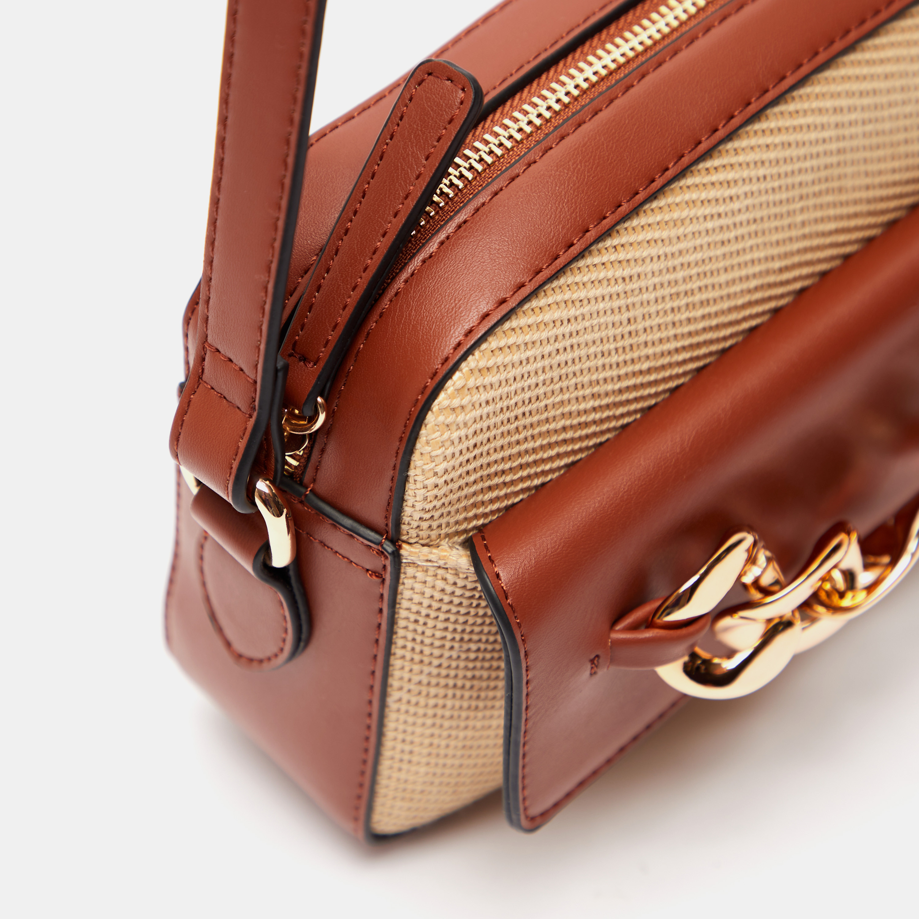 شنطة كروس بودي بارزة الملمس بحزام قابل للتعديل وتزيينات سلسلة من سيليست-women-bagsandwallets-handbags-image-4