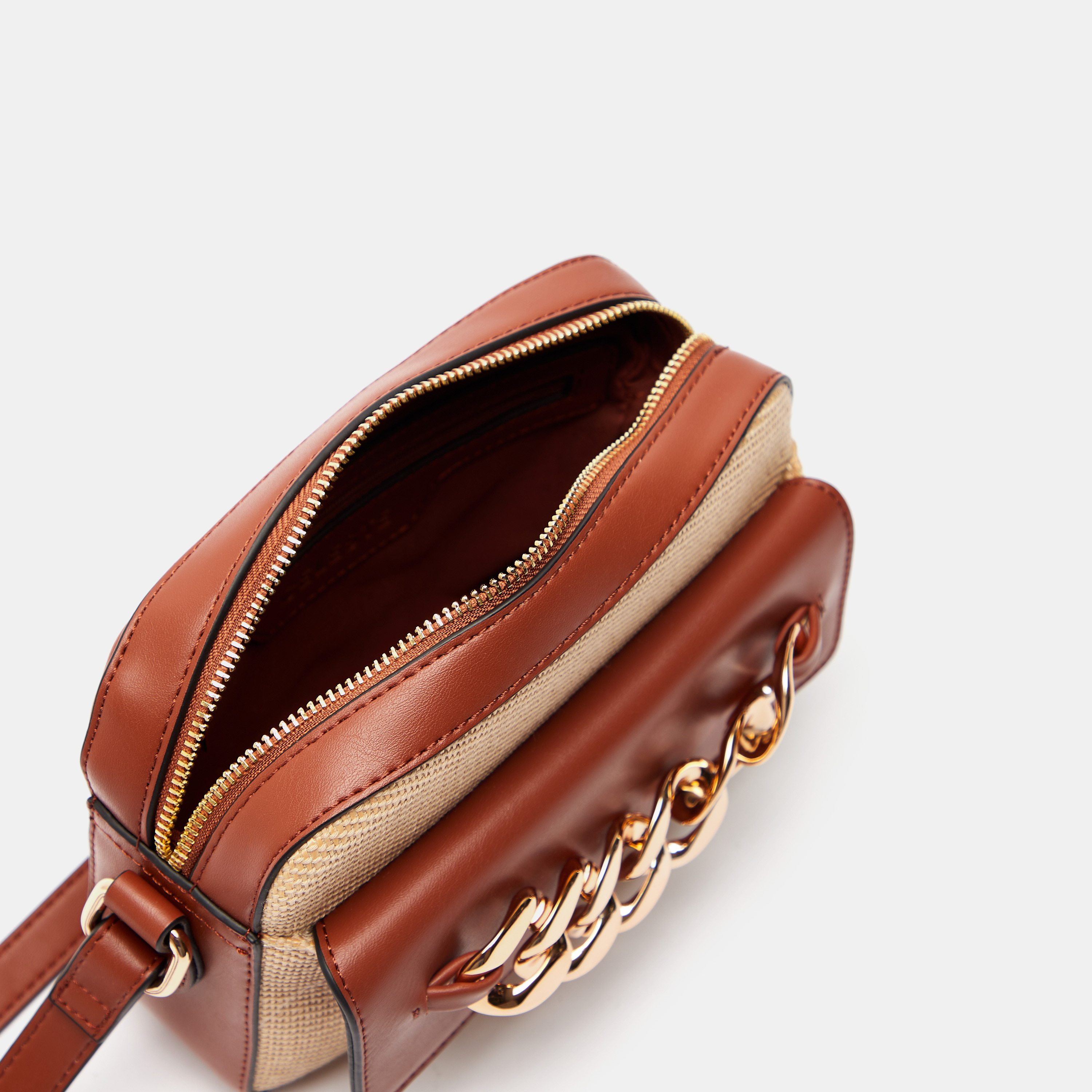 شنطة كروس بودي بارزة الملمس بحزام قابل للتعديل وتزيينات سلسلة من سيليست-women-bagsandwallets-handbags-image-5