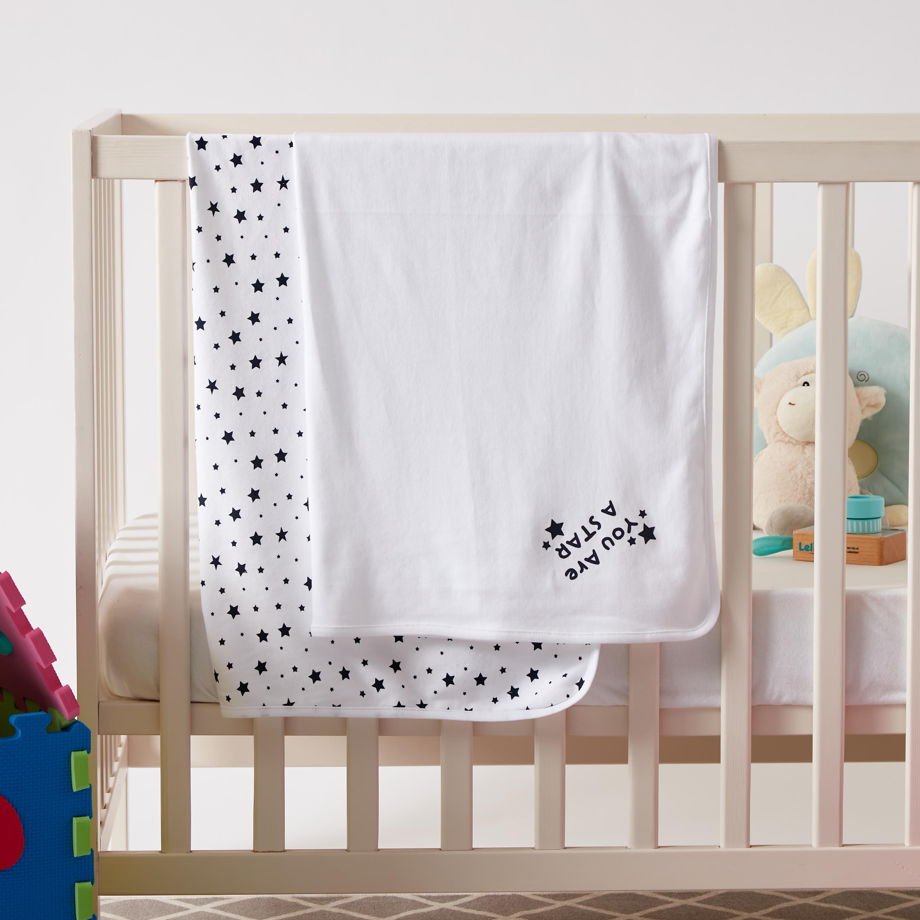 طقم بطانيات حديثي ولادة بطبعات نجوم قطعتين من جونيورز - 70x70 سم-baby-nursery-blanketsandswaddles-blanketsandquilts-image-1