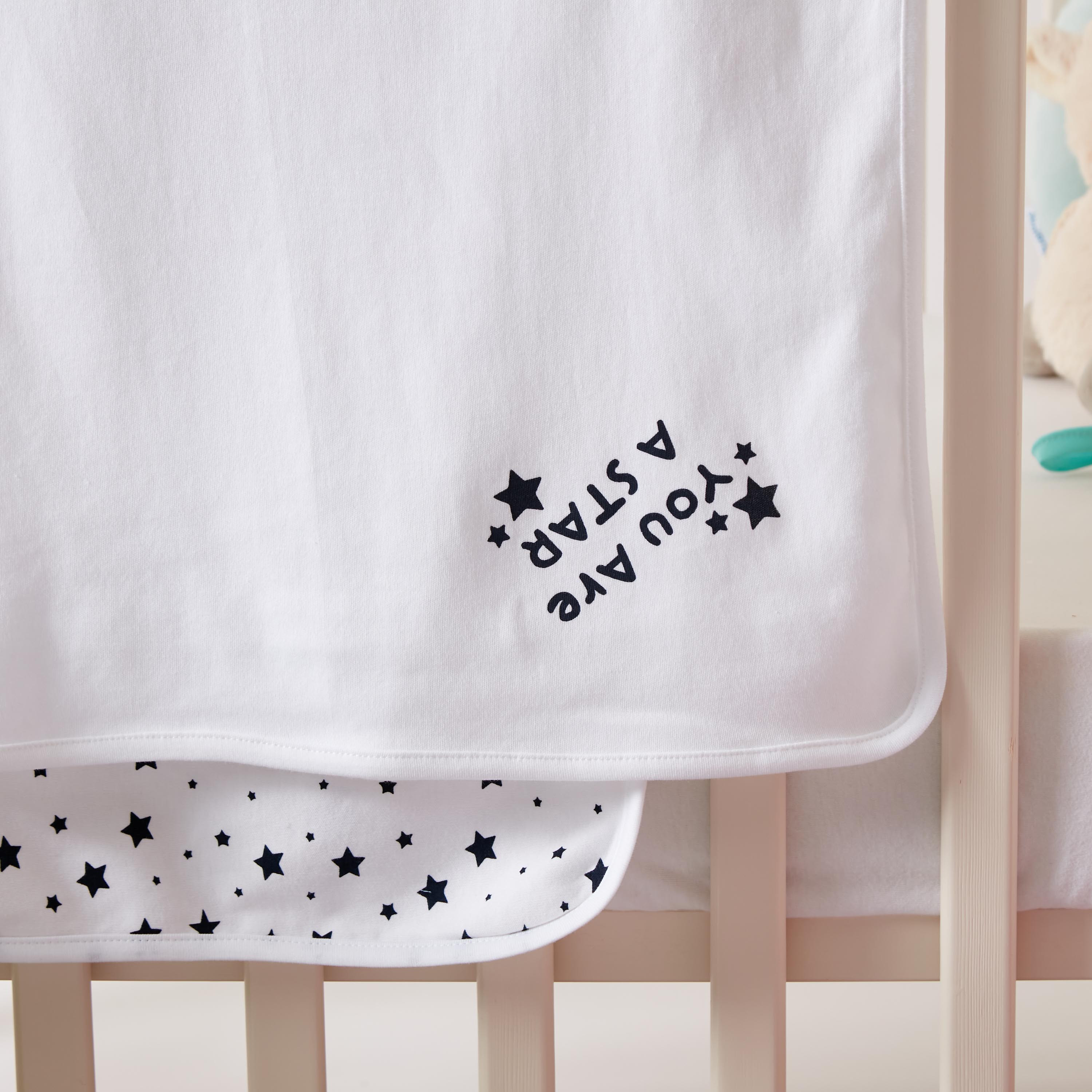 طقم بطانيات حديثي ولادة بطبعات نجوم قطعتين من جونيورز - 70x70 سم-baby-nursery-blanketsandswaddles-blanketsandquilts-image-2