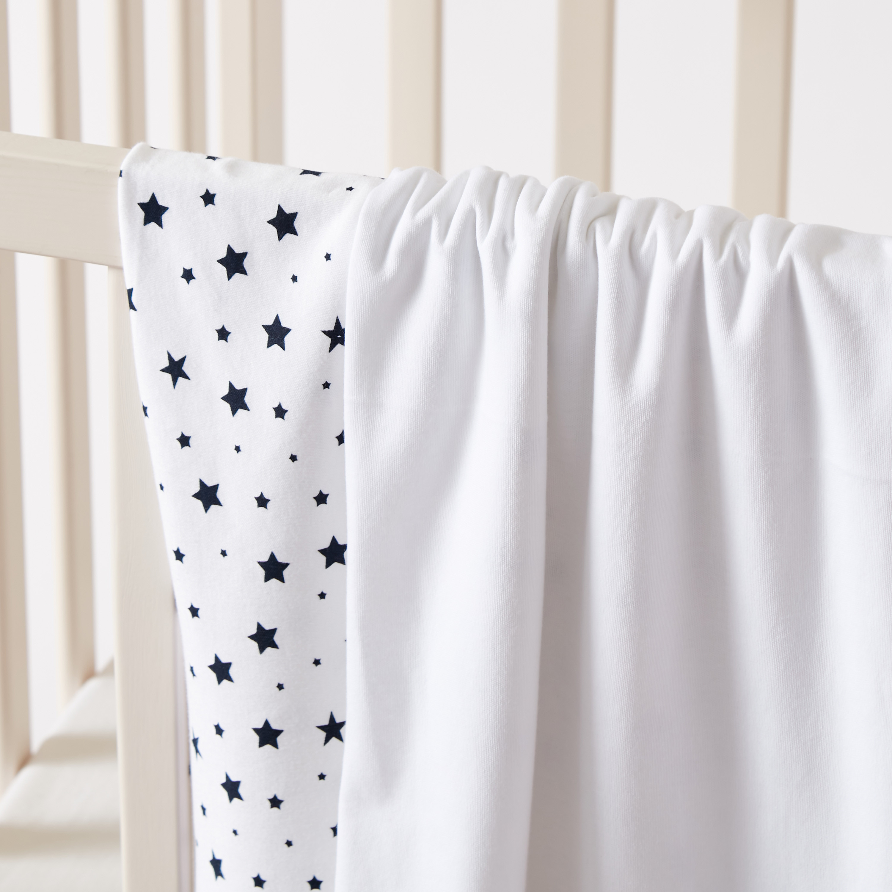 طقم بطانيات حديثي ولادة بطبعات نجوم قطعتين من جونيورز - 70x70 سم-baby-nursery-blanketsandswaddles-blanketsandquilts-image-3