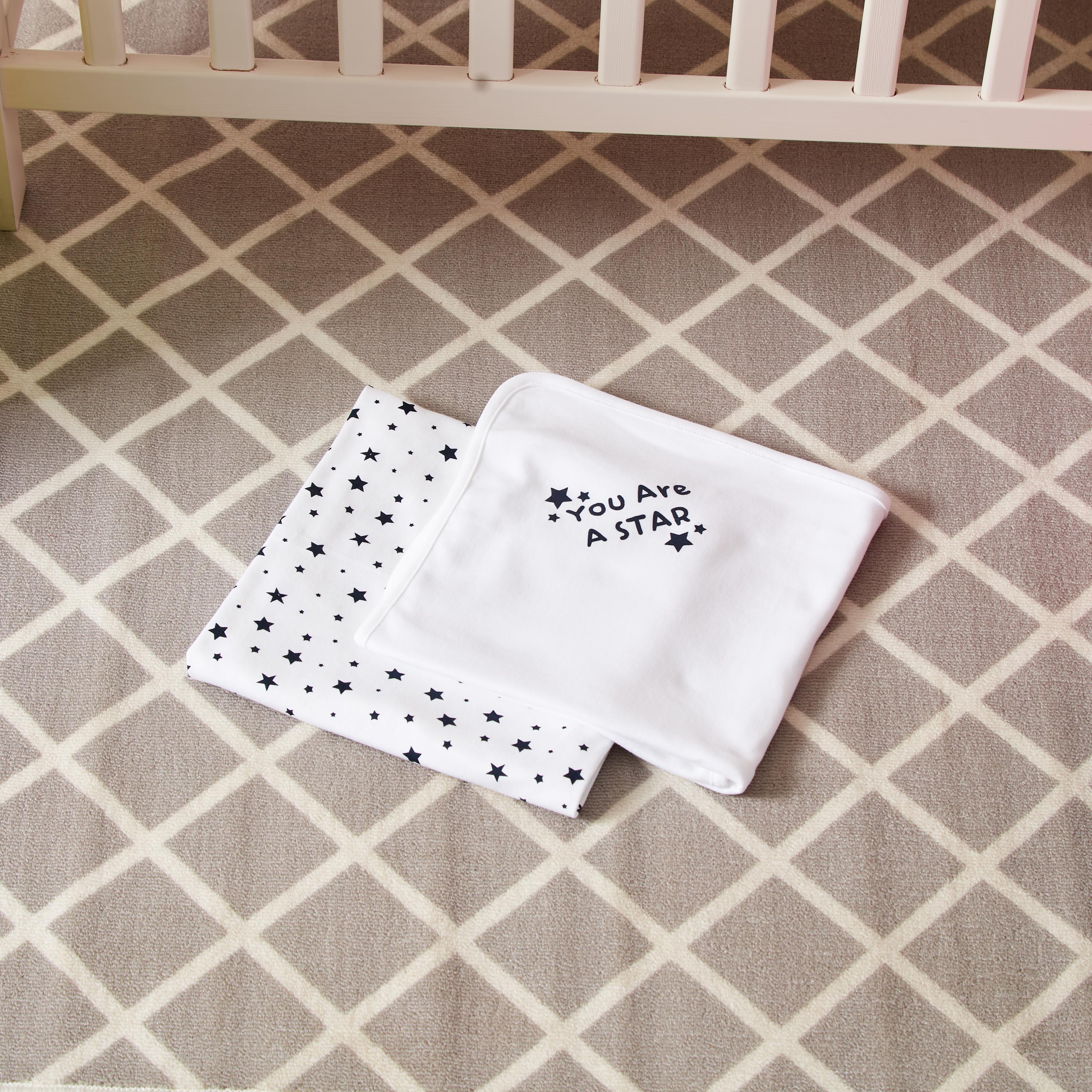 طقم بطانيات حديثي ولادة بطبعات نجوم قطعتين من جونيورز - 70x70 سم-baby-nursery-blanketsandswaddles-blanketsandquilts-image-4