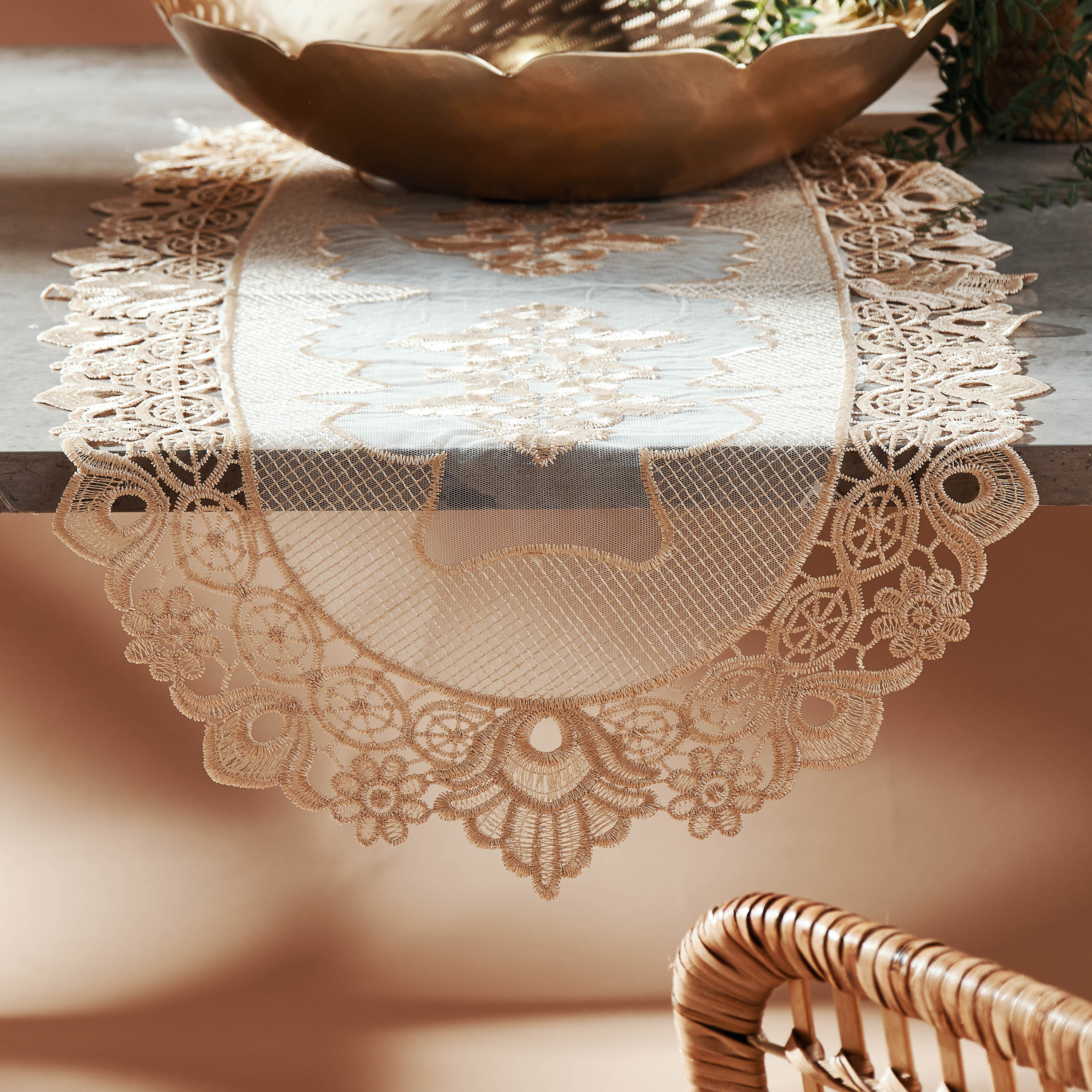 مفرش كروسيا من ليندا - 40x180 سم-household-dining-tablelinen-runnersandtablecovers-image-1