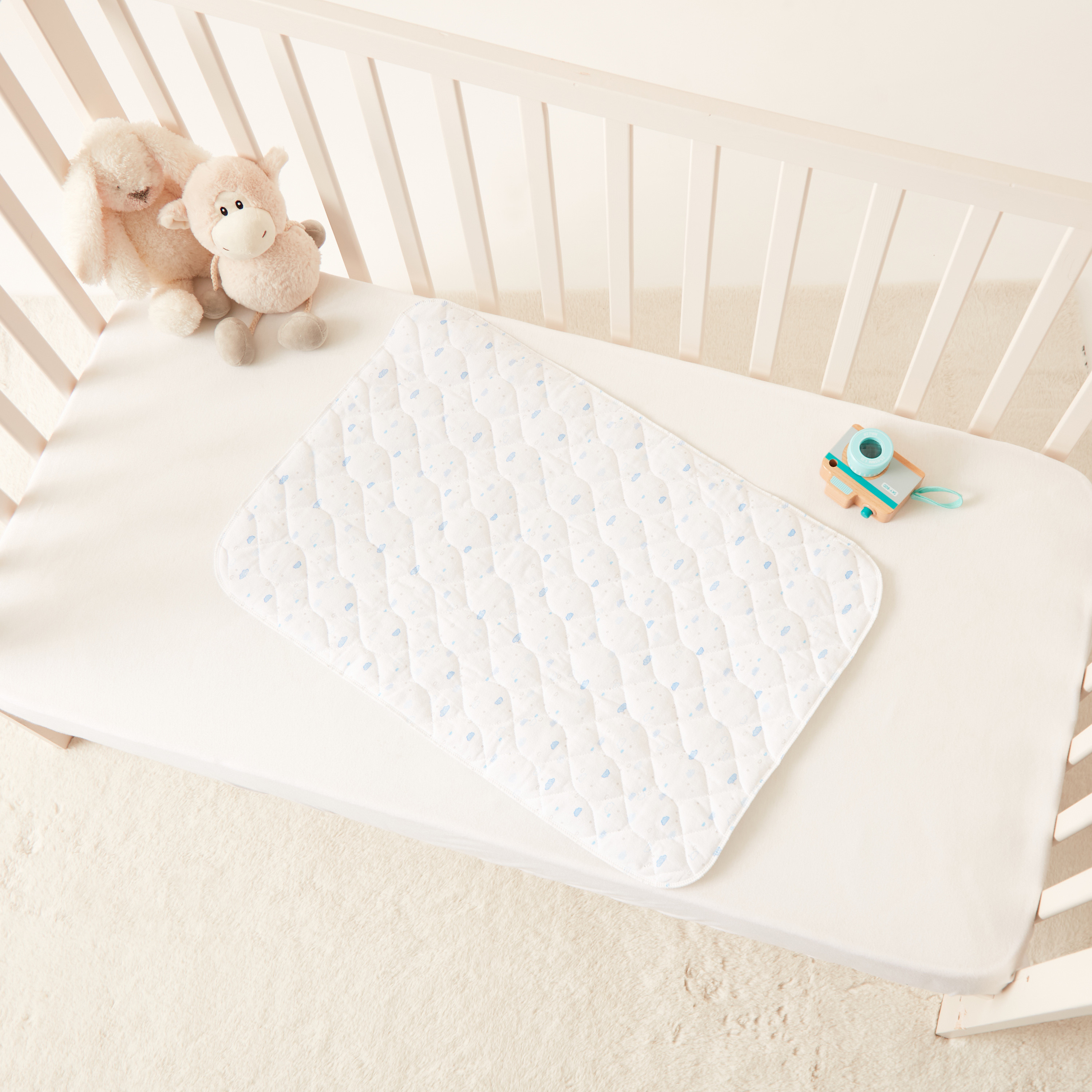 حصيرة تغيير بطبعة سحابة من جونيورز - 68x45 سم-baby-diapering-changingmats-image-1