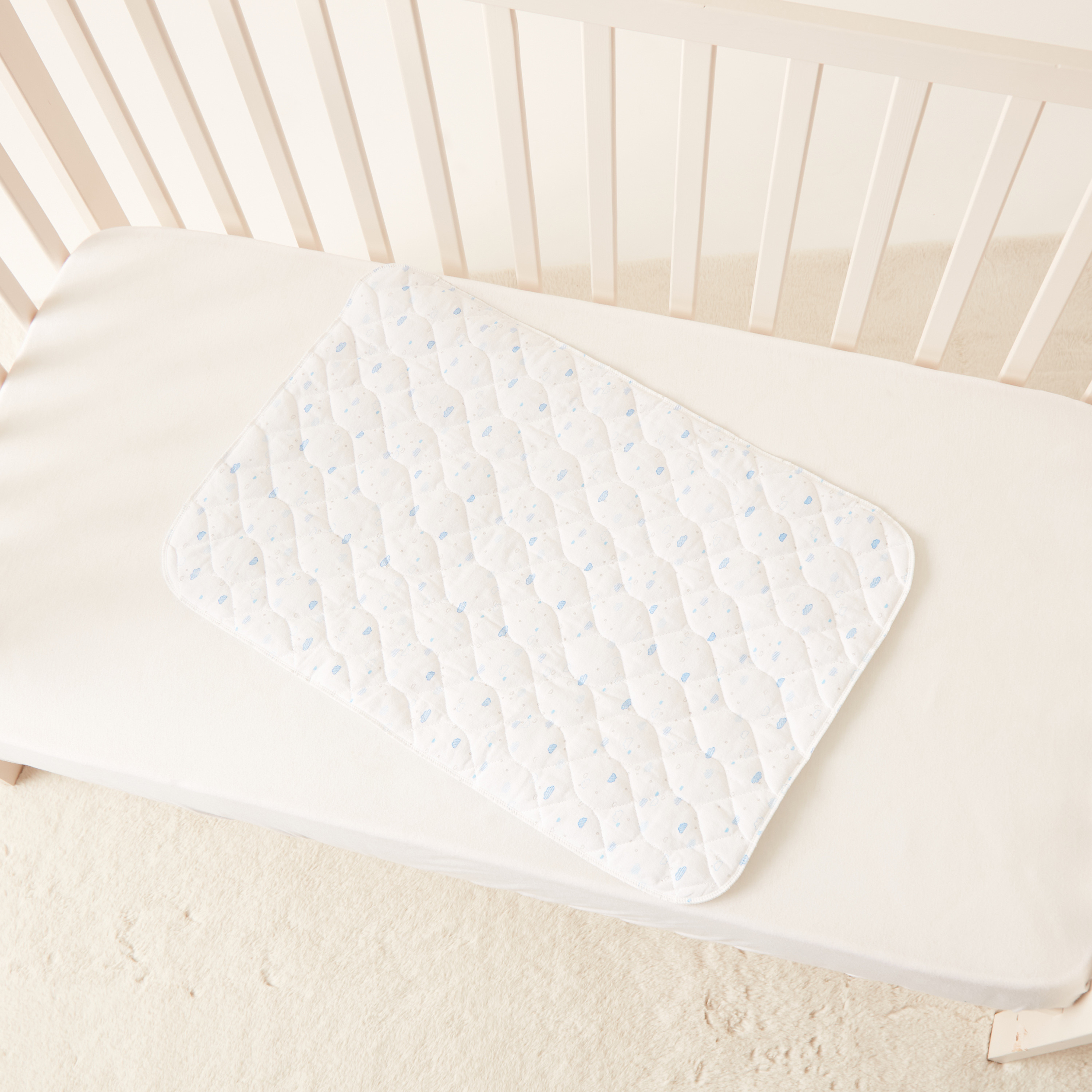 حصيرة تغيير بطبعة سحابة من جونيورز - 68x45 سم-baby-diapering-changingmats-image-2