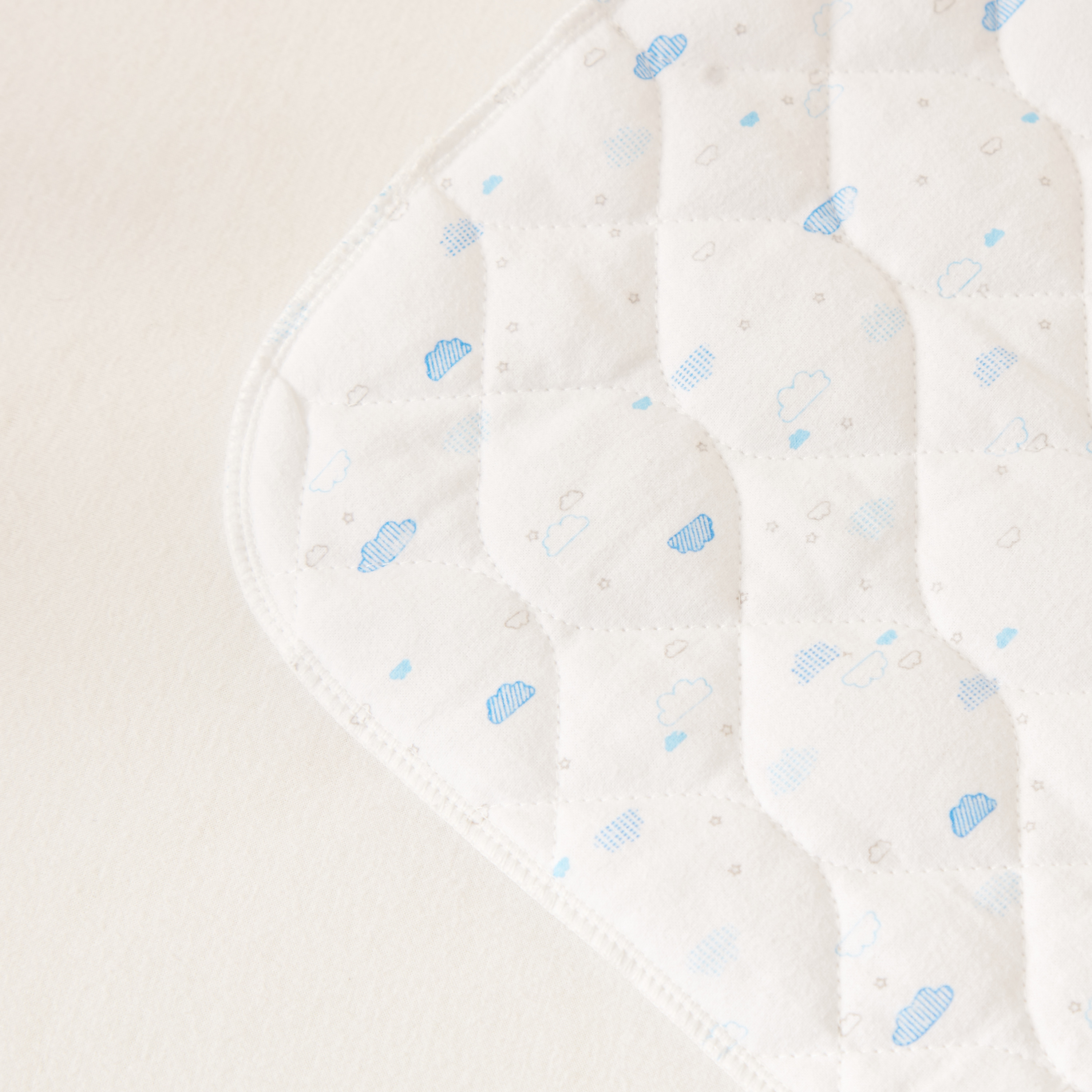 حصيرة تغيير بطبعة سحابة من جونيورز - 68x45 سم-baby-diapering-changingmats-image-3