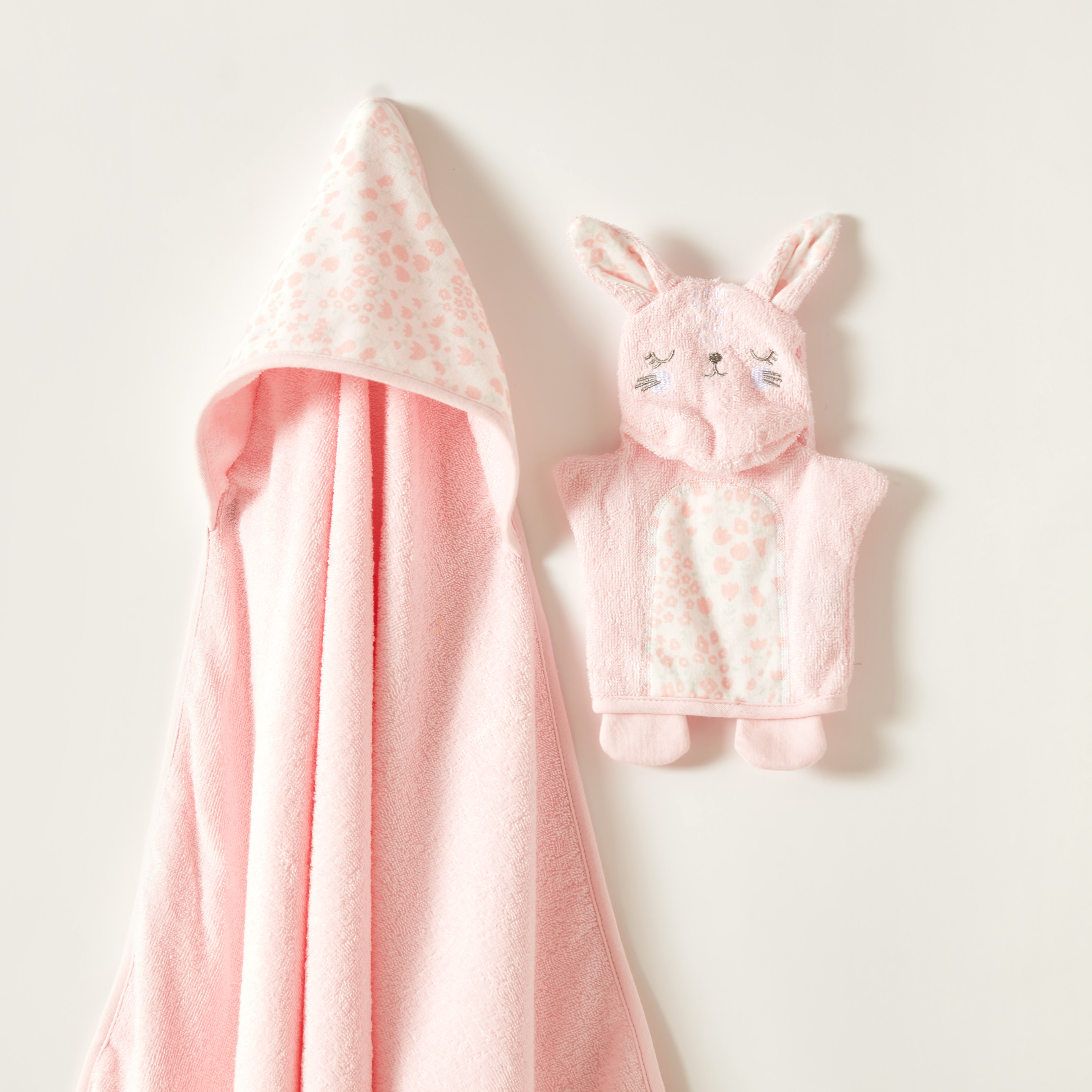 طقم منشفة بقبعة وطبعات مع دمى قفاز للاستحمام من جونيورز-baby-bathandcare-towels-image-2