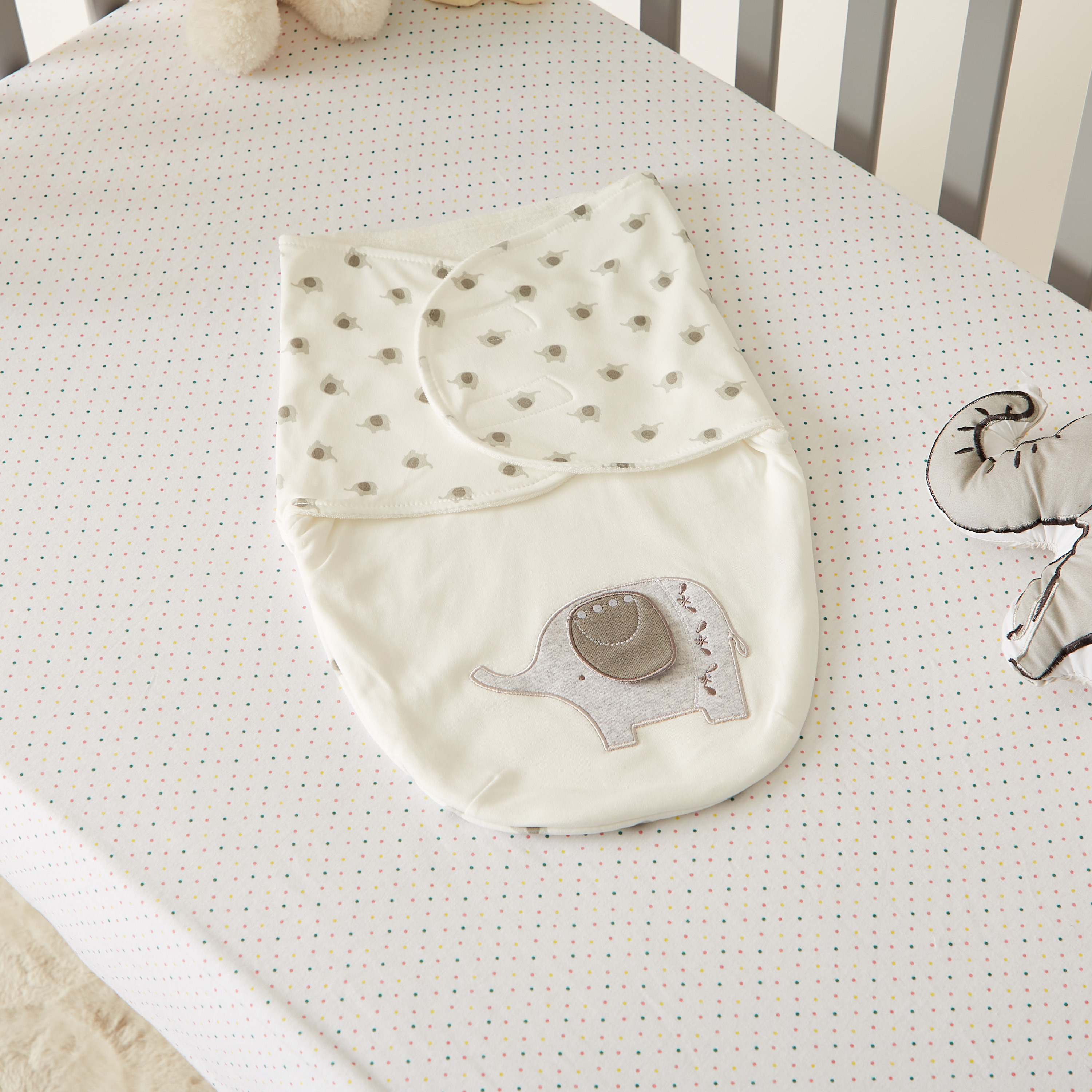قماط للأطفال بطبعات من جونيورز-baby-nursery-blanketsandswaddles-swaddlesandsleepingbags-image-1