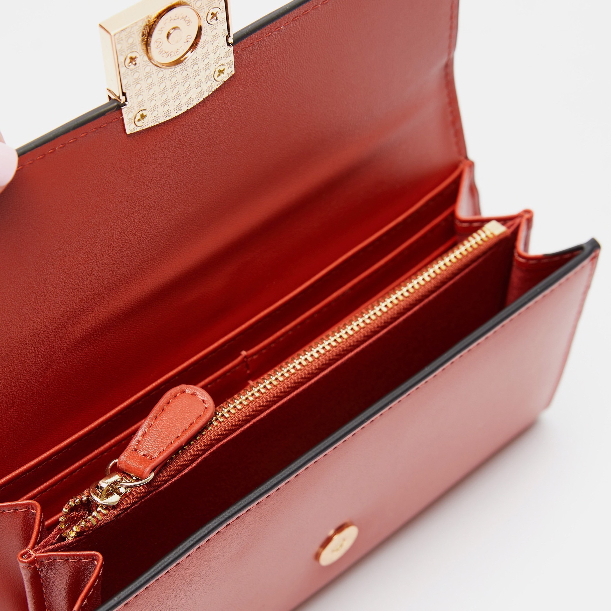 محفظة بارزة الملمس بطية إغلاق وسلسلة من سيليست-women-bagsandwallets-wallets-image-4
