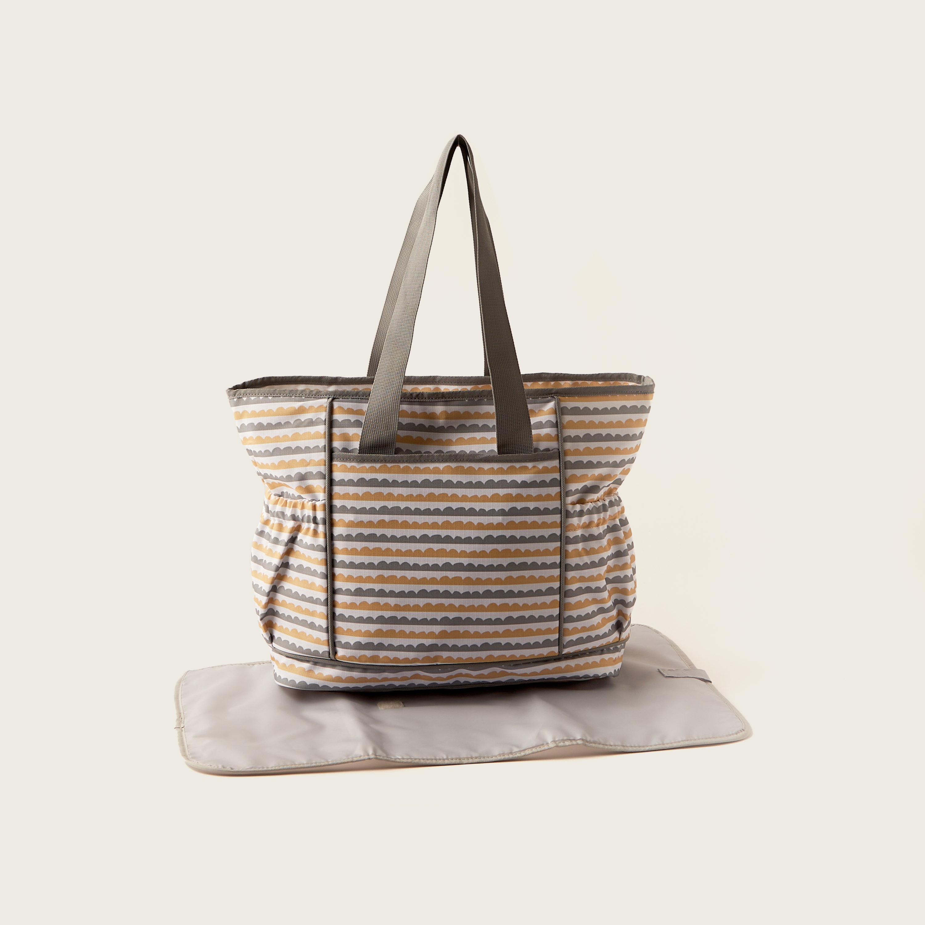 شنطة حفاضات بطبعات من جونيورز-baby-gear-diaperbags-image-1