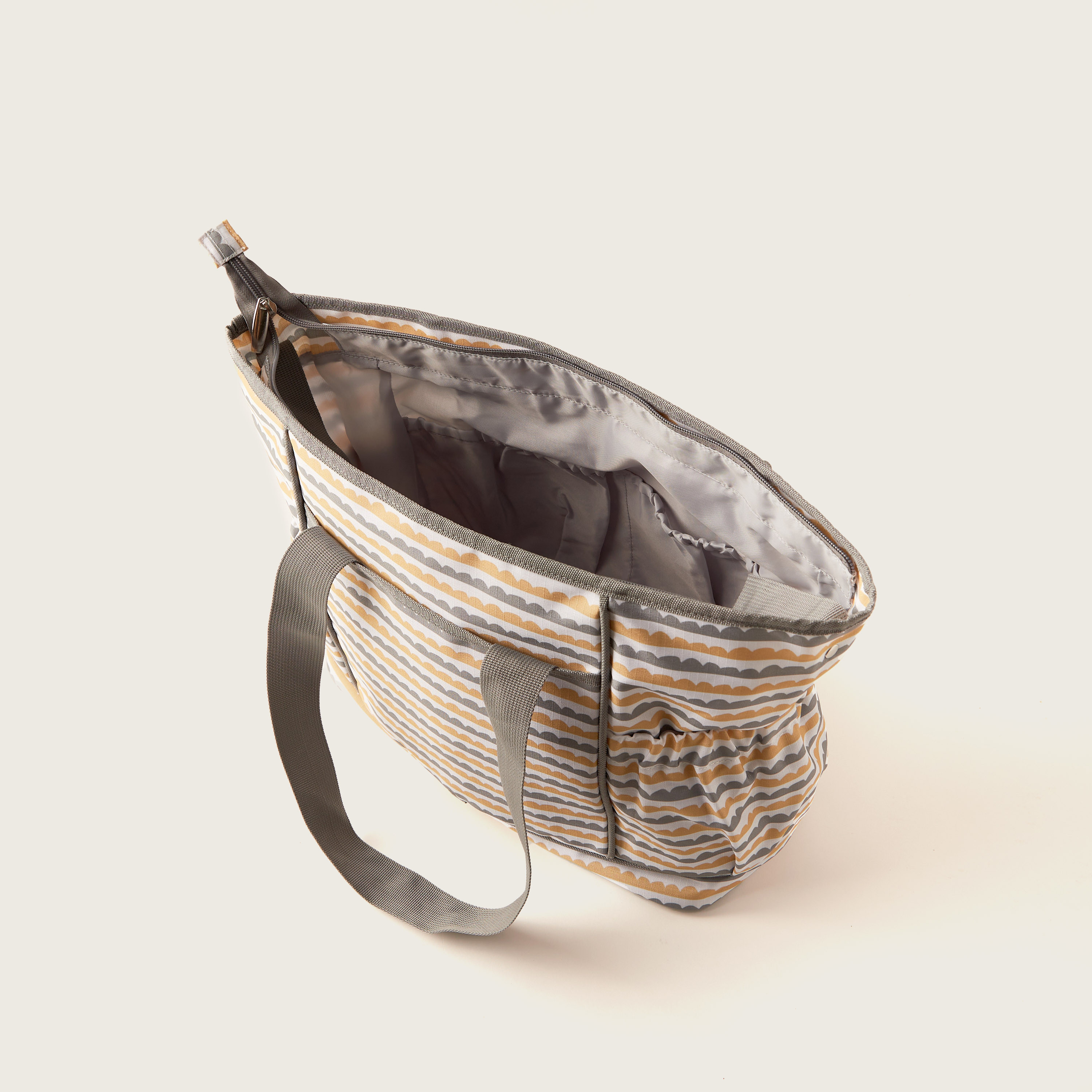 شنطة حفاضات بطبعات من جونيورز-baby-gear-diaperbags-image-4