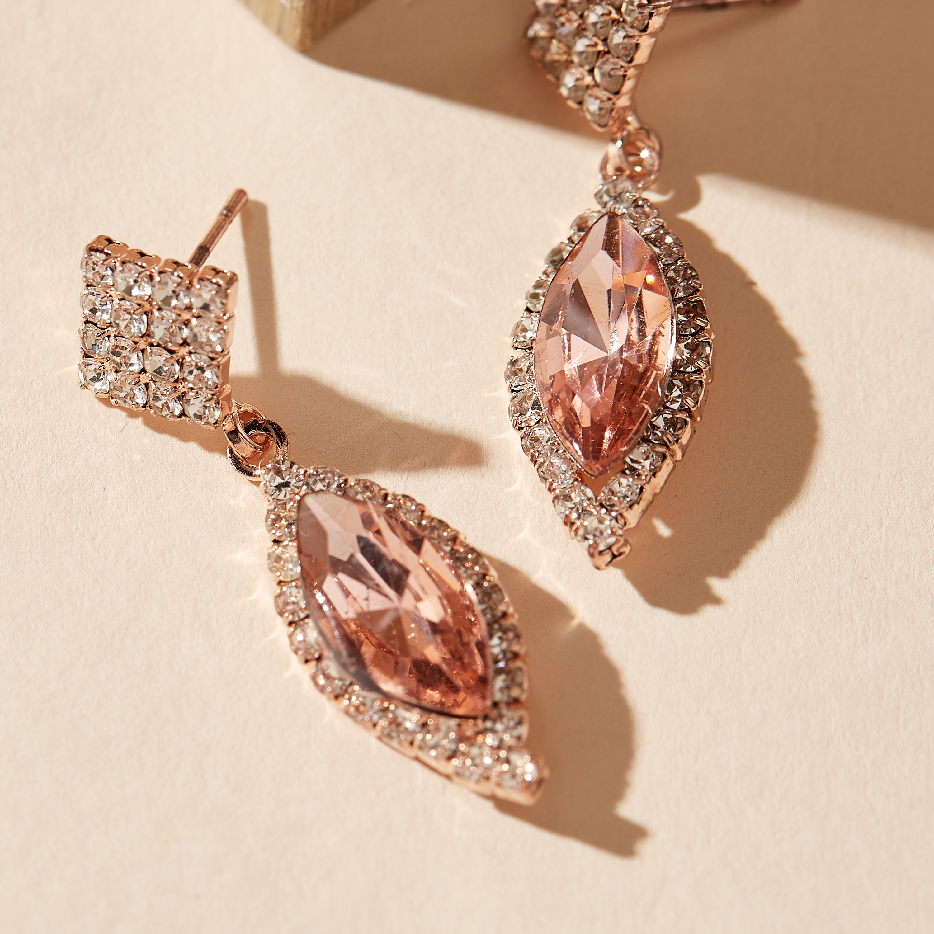 حلق متدلي مزيّن بمكبس إغلاق خلفي-women-watchesandjewellery-jewellery-earrings-image-2