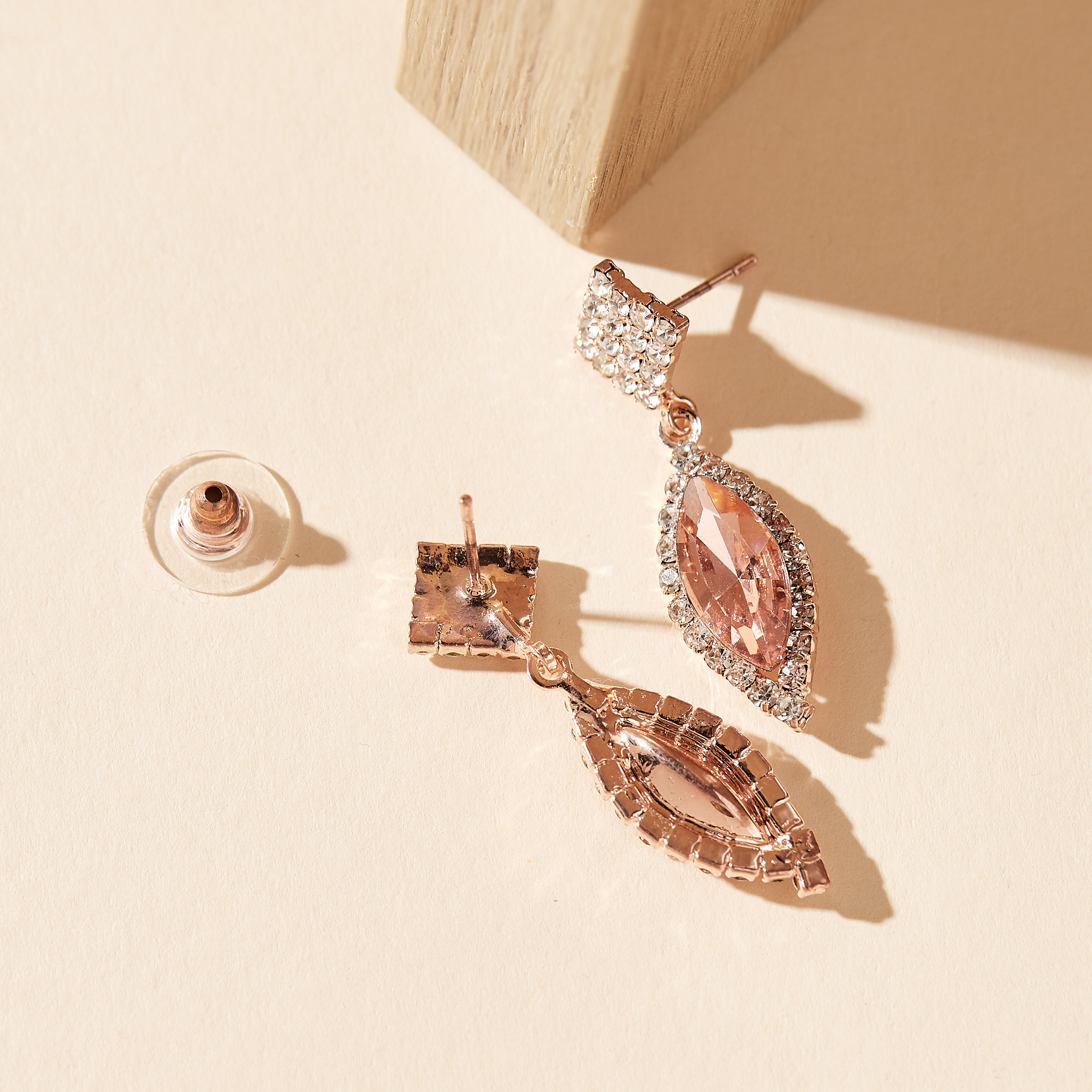 حلق متدلي مزيّن بمكبس إغلاق خلفي-women-watchesandjewellery-jewellery-earrings-image-3