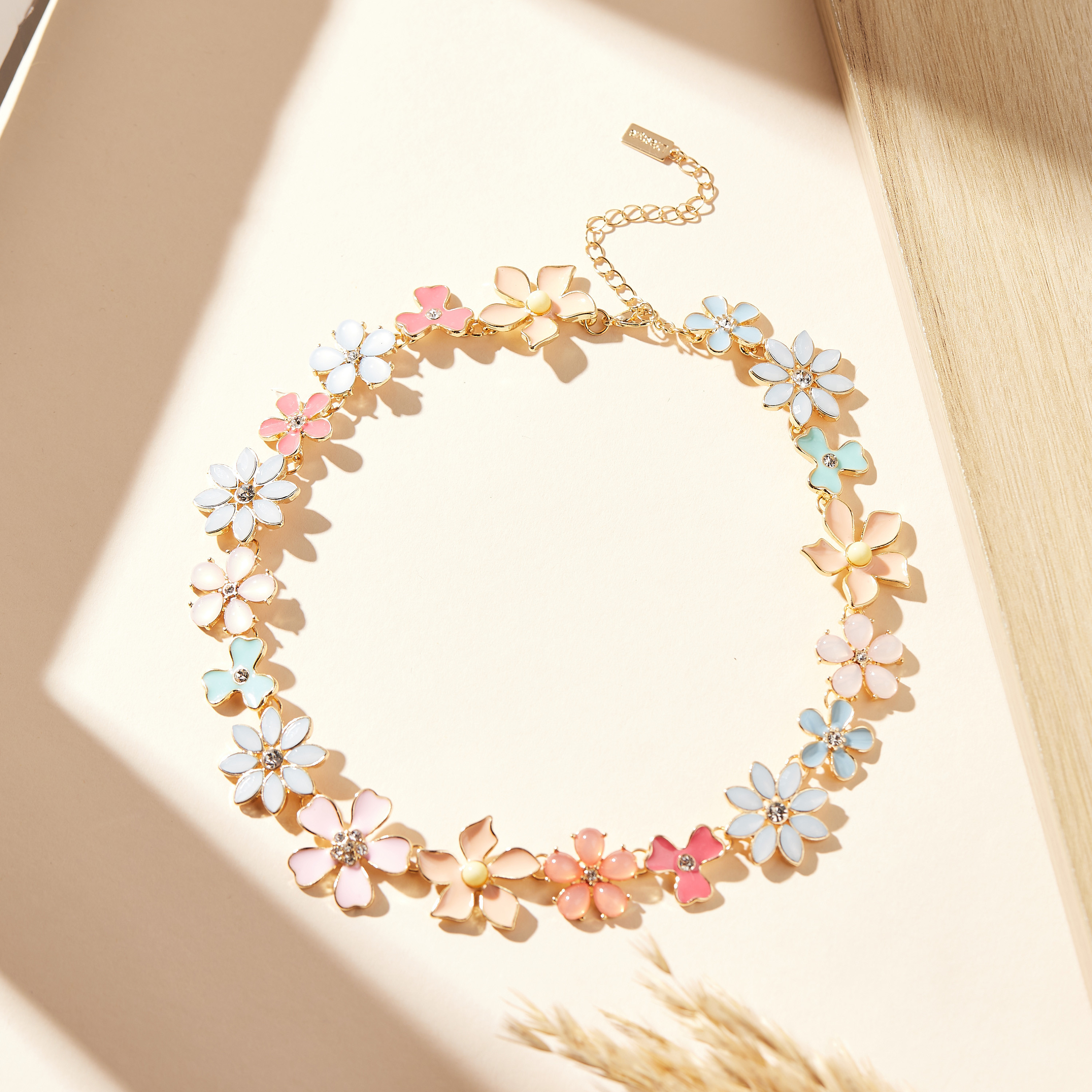 عقد بتزيينات أزهار ومشبك إغلاق-women-watchesandjewellery-jewellery-necklacesandpendants-image-1