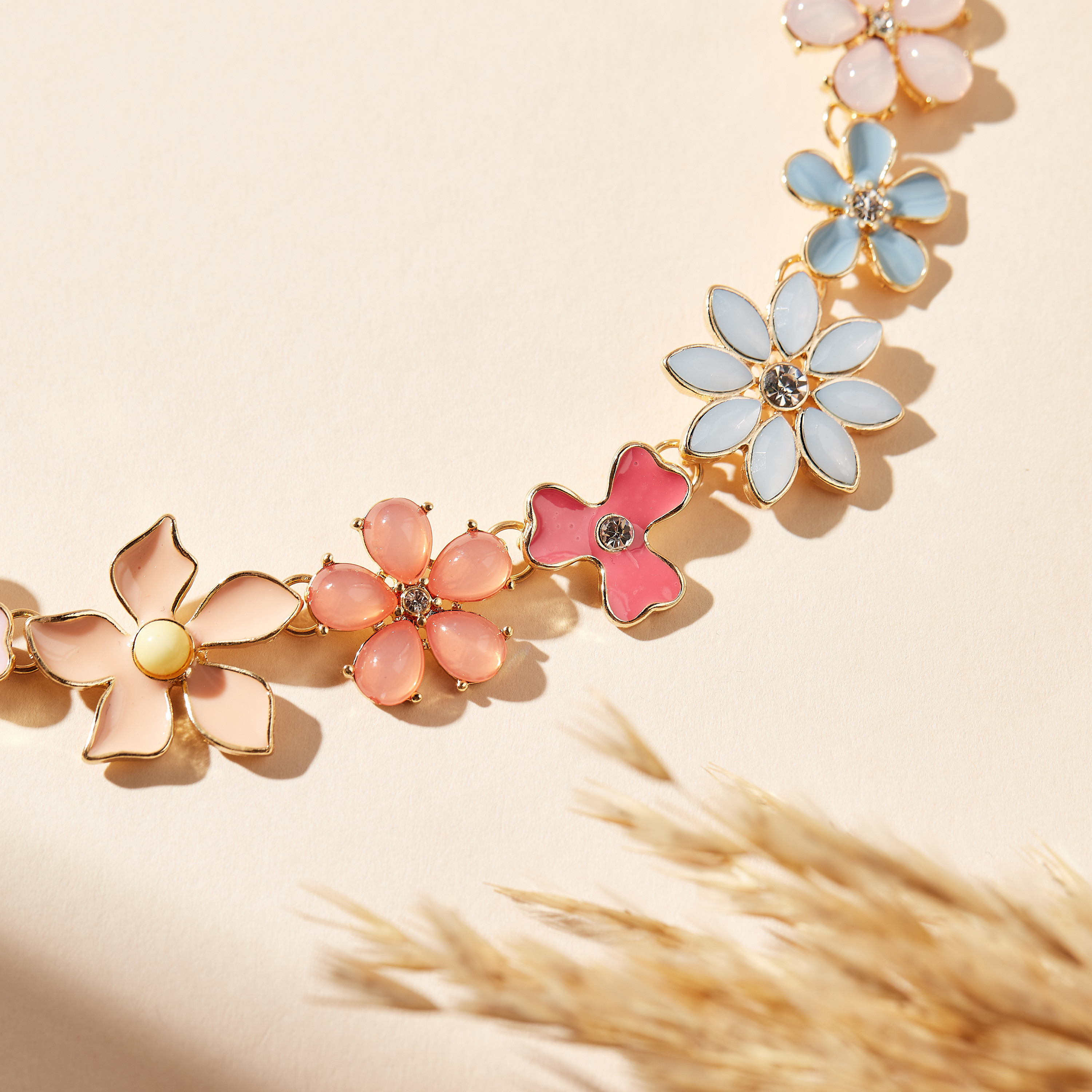 عقد بتزيينات أزهار ومشبك إغلاق-women-watchesandjewellery-jewellery-necklacesandpendants-image-2