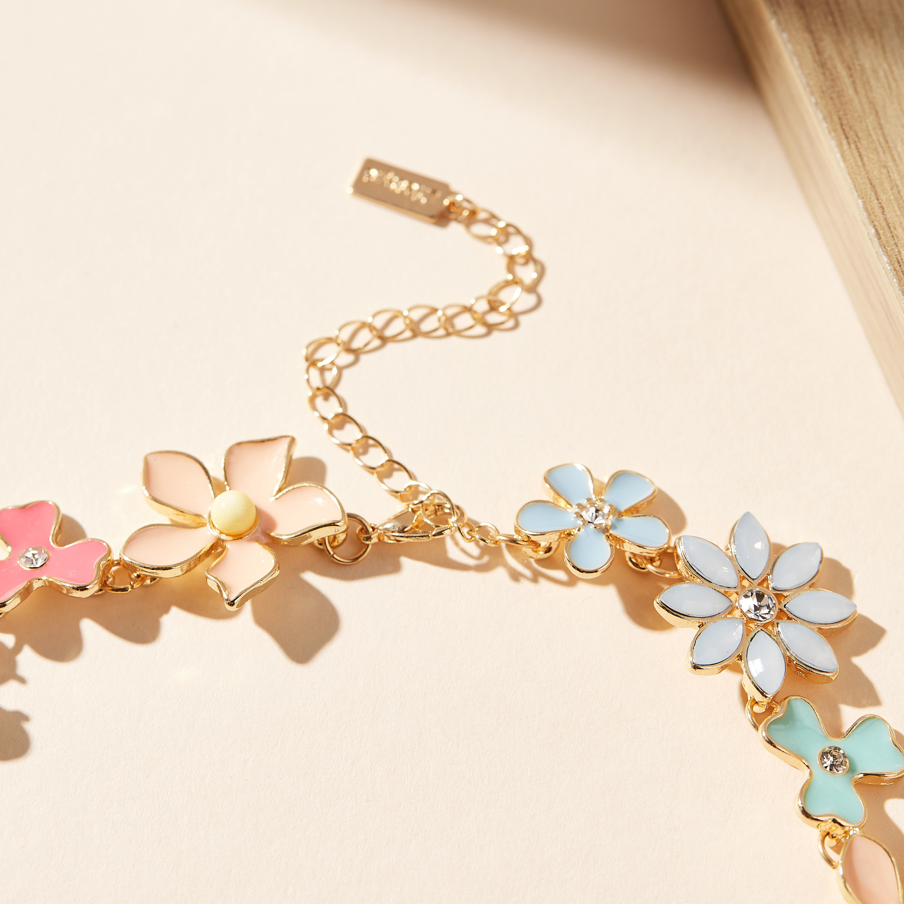 عقد بتزيينات أزهار ومشبك إغلاق-women-watchesandjewellery-jewellery-necklacesandpendants-image-3