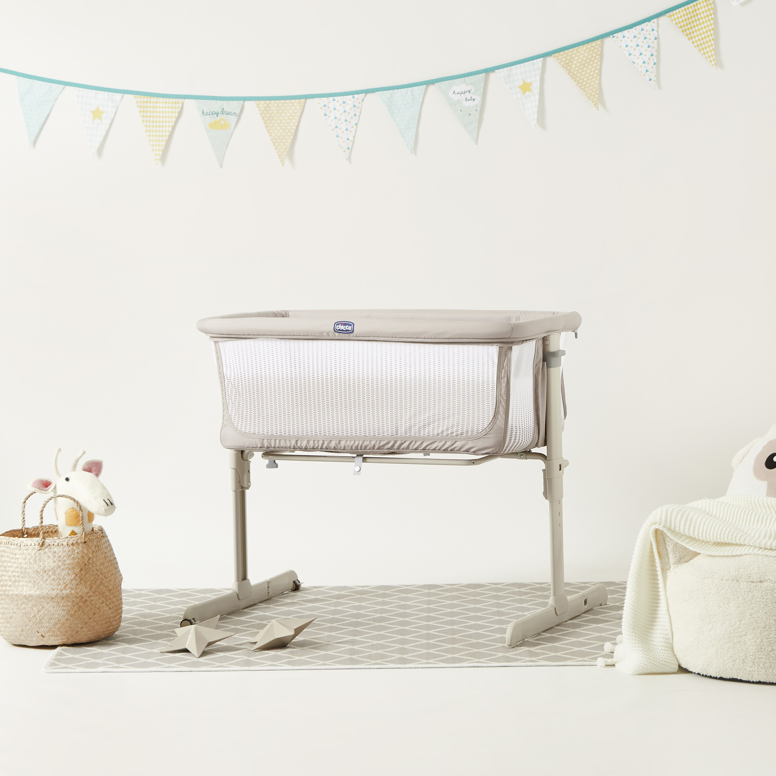 سرير أطفال نكست تو مي إير من شيكو-baby-nursery-furniture-cribsandbeds-bassinets-image-1