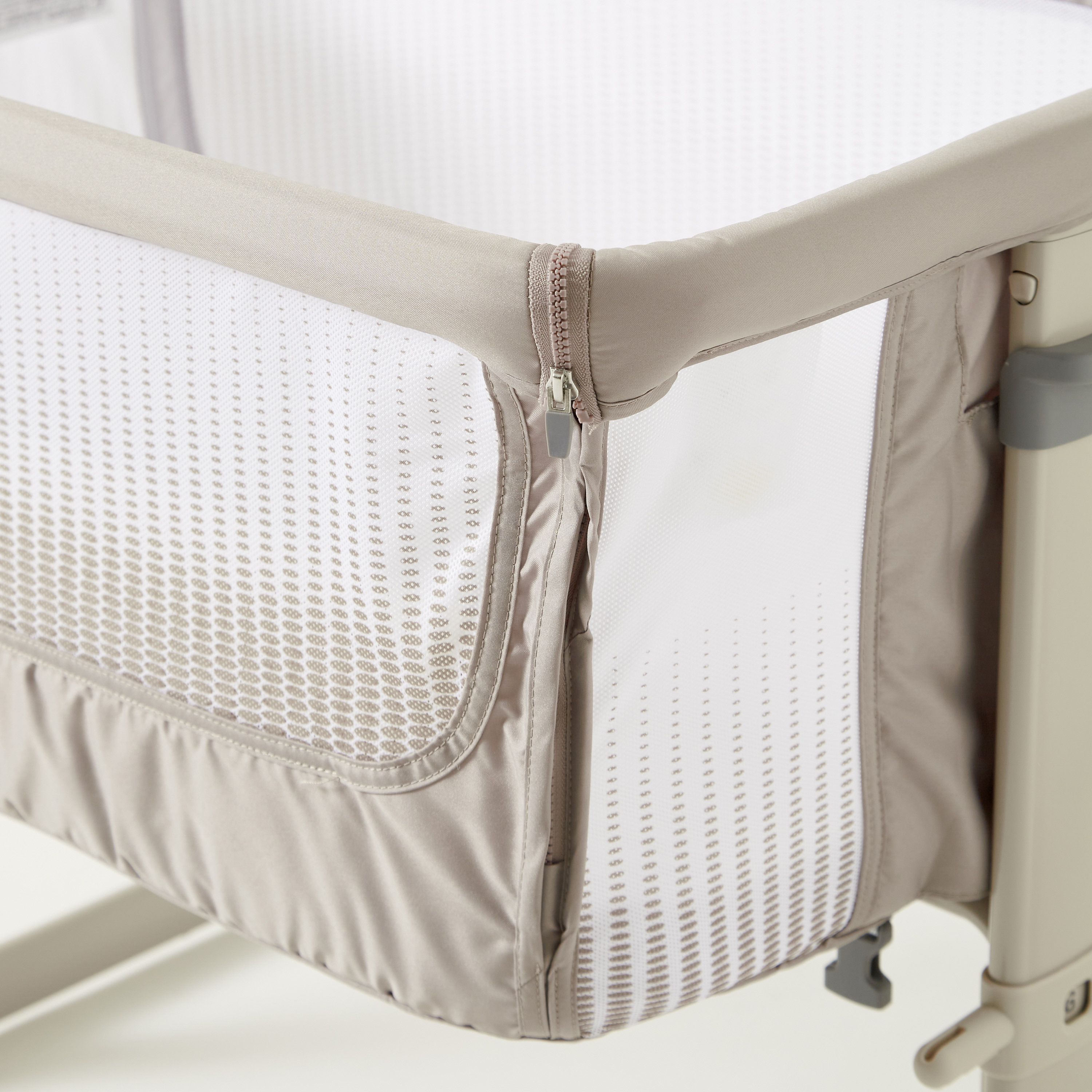 سرير أطفال نكست تو مي إير من شيكو-baby-nursery-furniture-cribsandbeds-bassinets-image-8