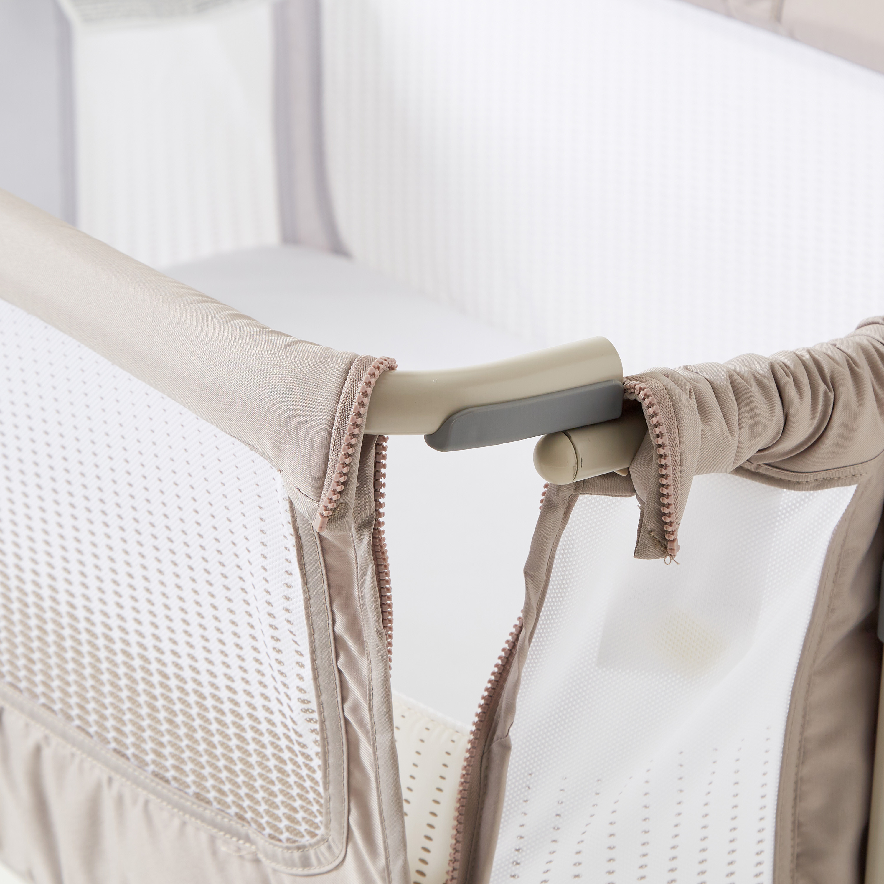 سرير أطفال نكست تو مي إير من شيكو-baby-nursery-furniture-cribsandbeds-bassinets-image-9
