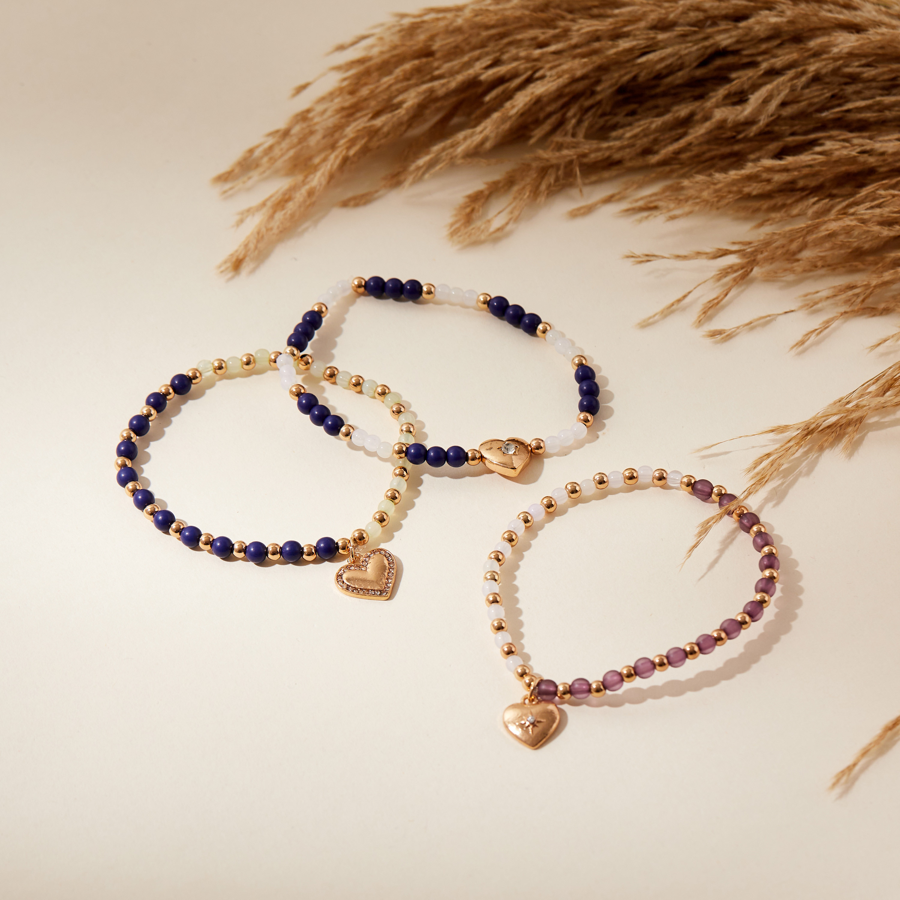 أسورة مطاطية مزينة بالخرز وبدلاية قلب - طقم من 3-women-watchesandjewellery-jewellery-banglesandbracelets-image-1