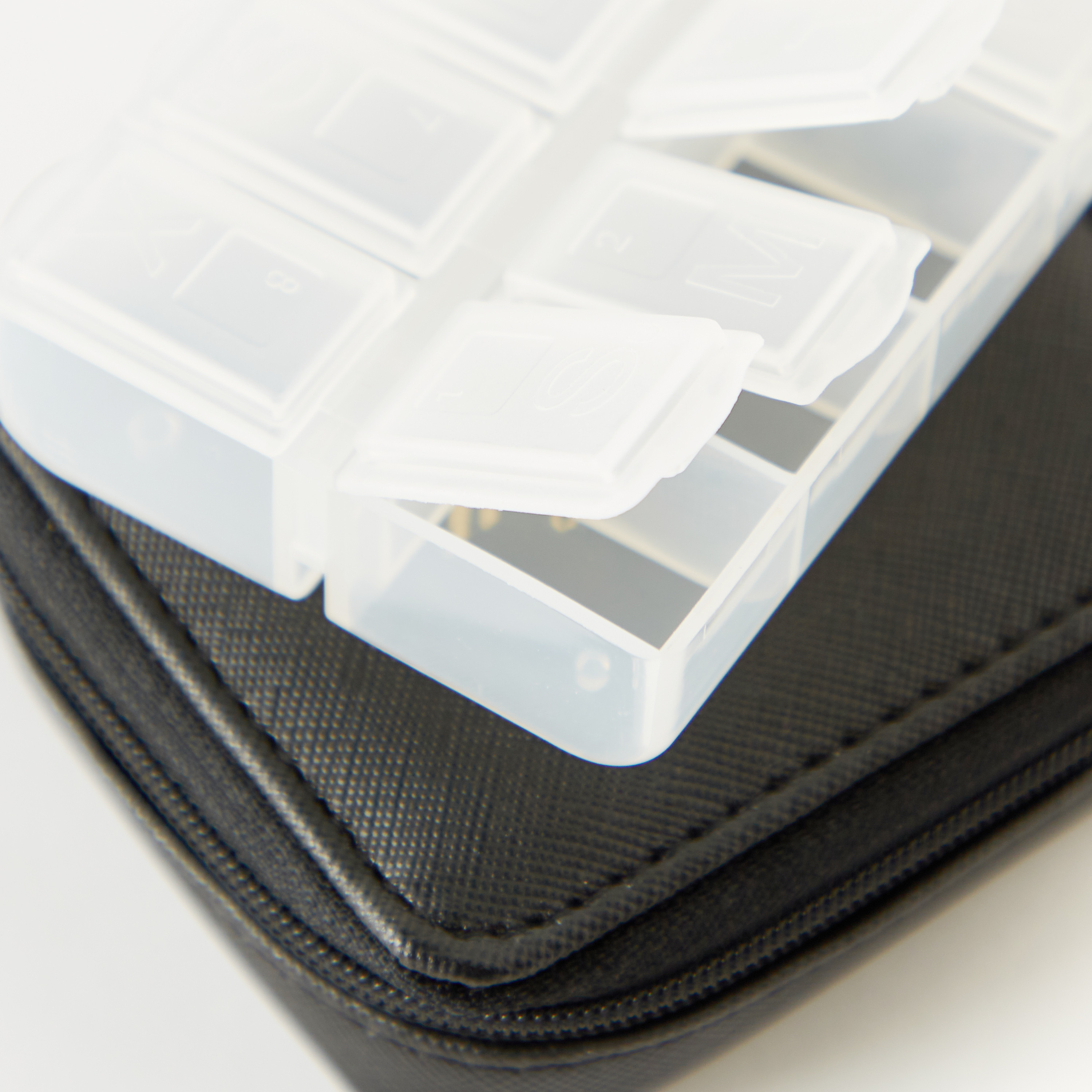 حافظة حبوب بارزة الملمس بسحاب إغلاق من فايندز-travel-accessories-image-4