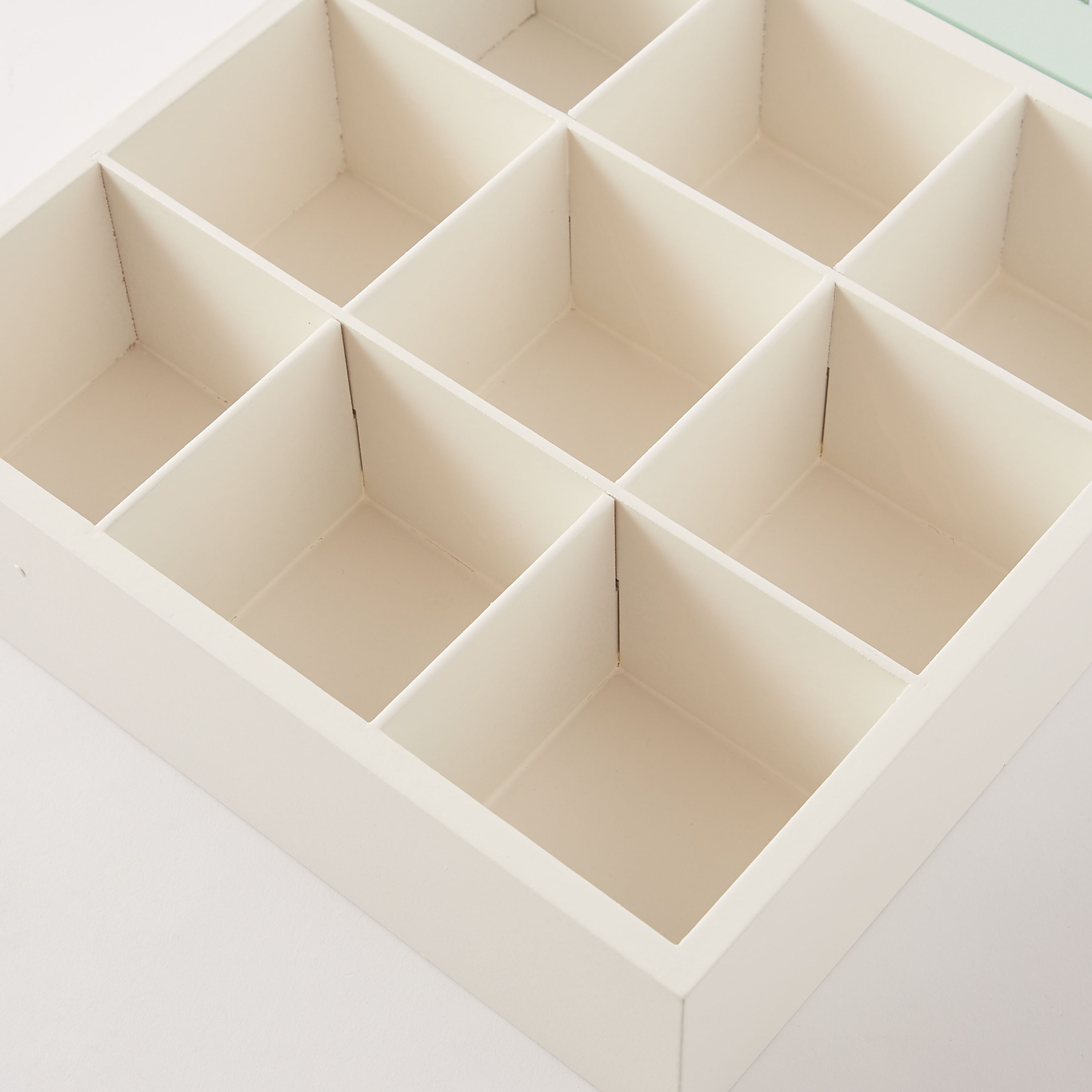 صندوق تخزين بطبعات أزهار وشرابات - 24x24x8 سم-household-decor-boxesandtrays-image-4
