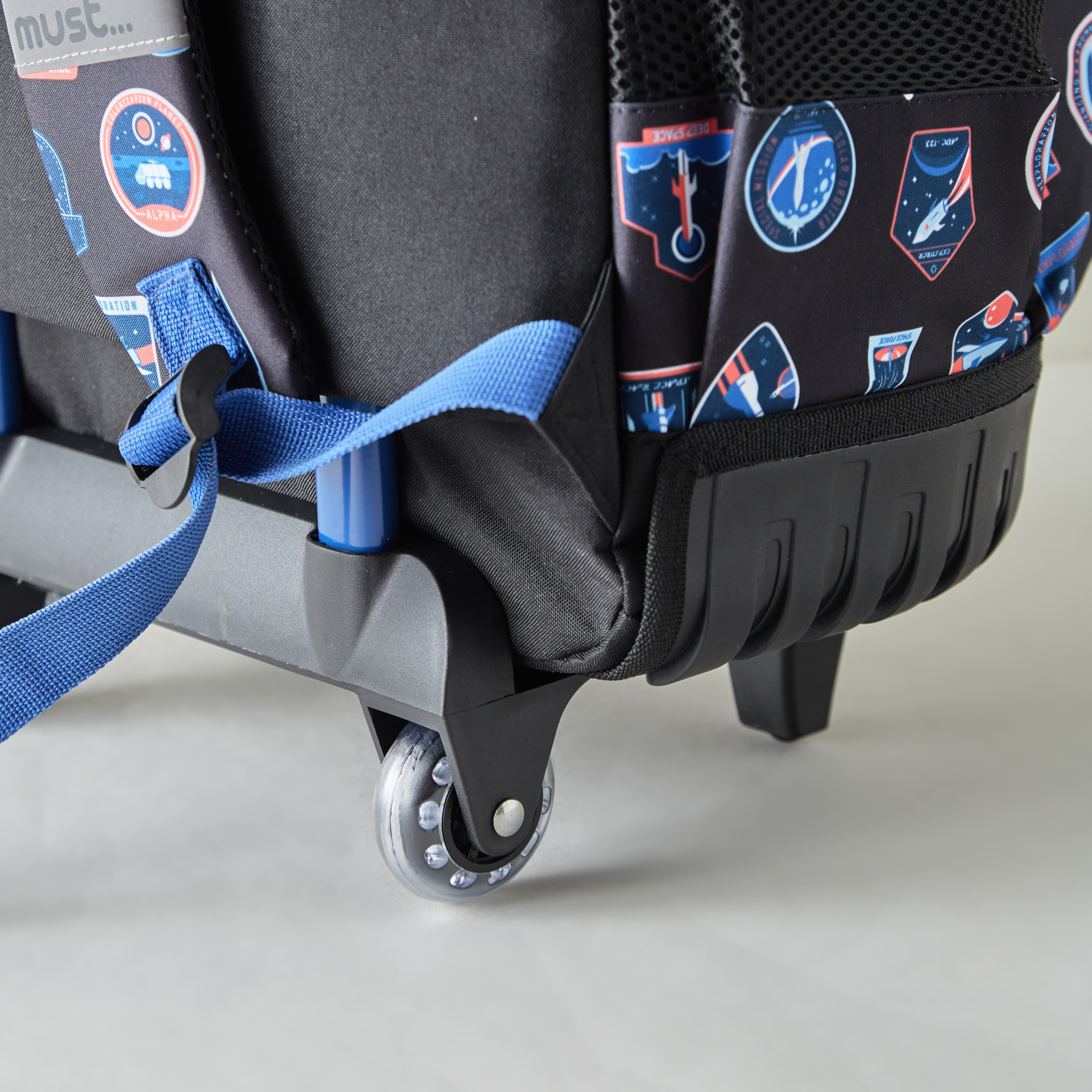 شنطة ظهر ترولي بمقبض قابل للسحب وطبعات من ماست - 34x20x45 سم-school-bagsandbackpacks-trolleybags-image-6