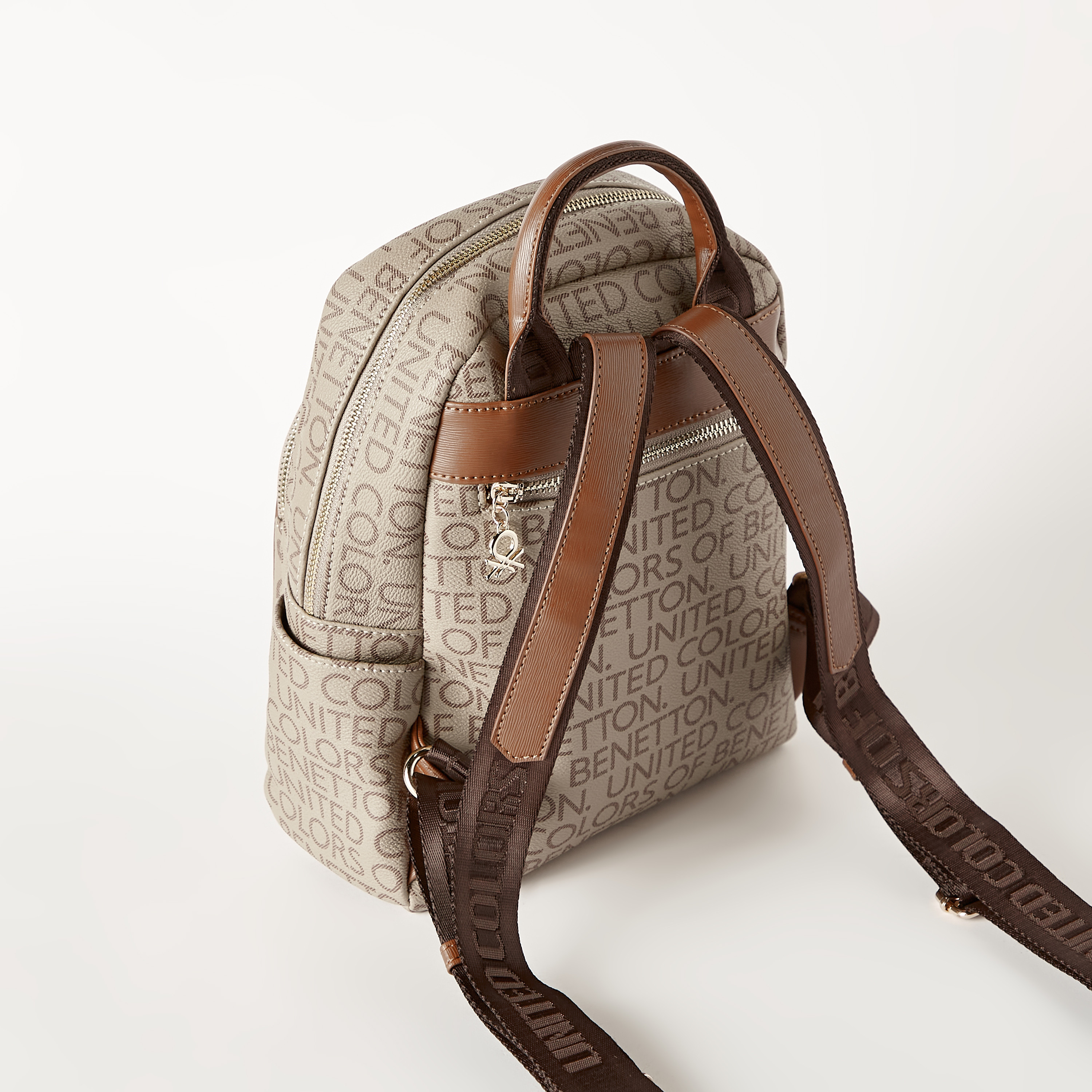 شنطة ظهر بإغلاق بسحاب من يونايتد كولورز أوف بينيتون - 24x12x30 سم-women-bagsandwallets-backpacks-image-4
