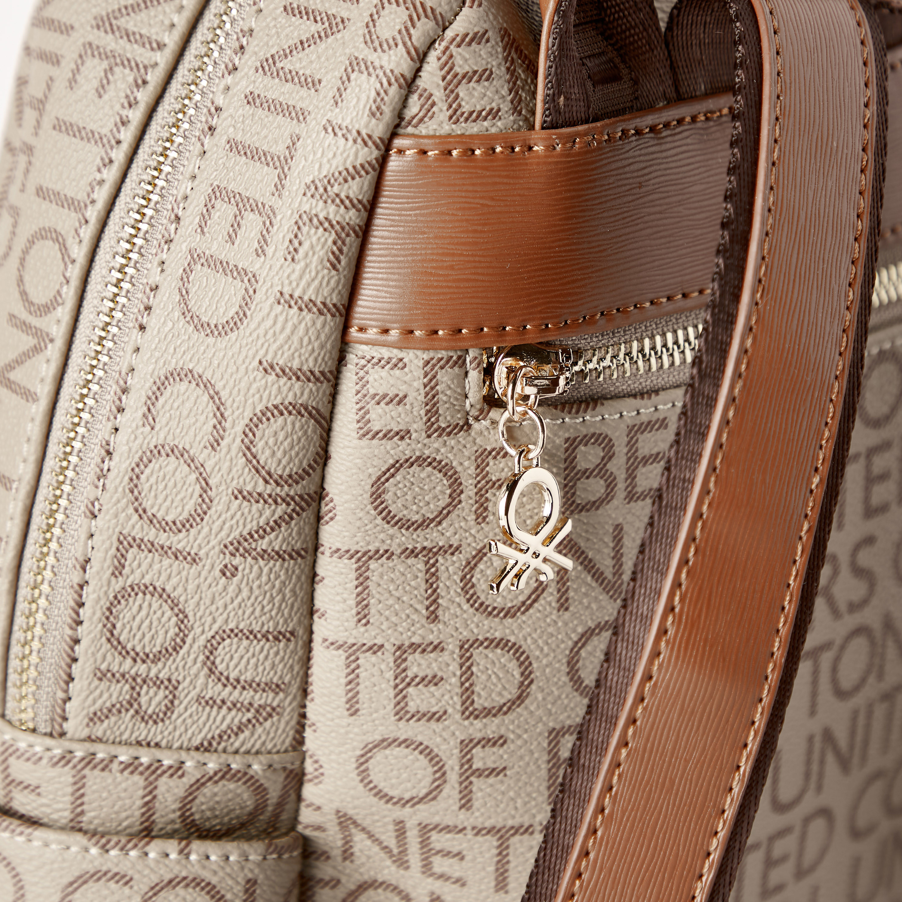 شنطة ظهر بإغلاق بسحاب من يونايتد كولورز أوف بينيتون - 24x12x30 سم-women-bagsandwallets-backpacks-image-5