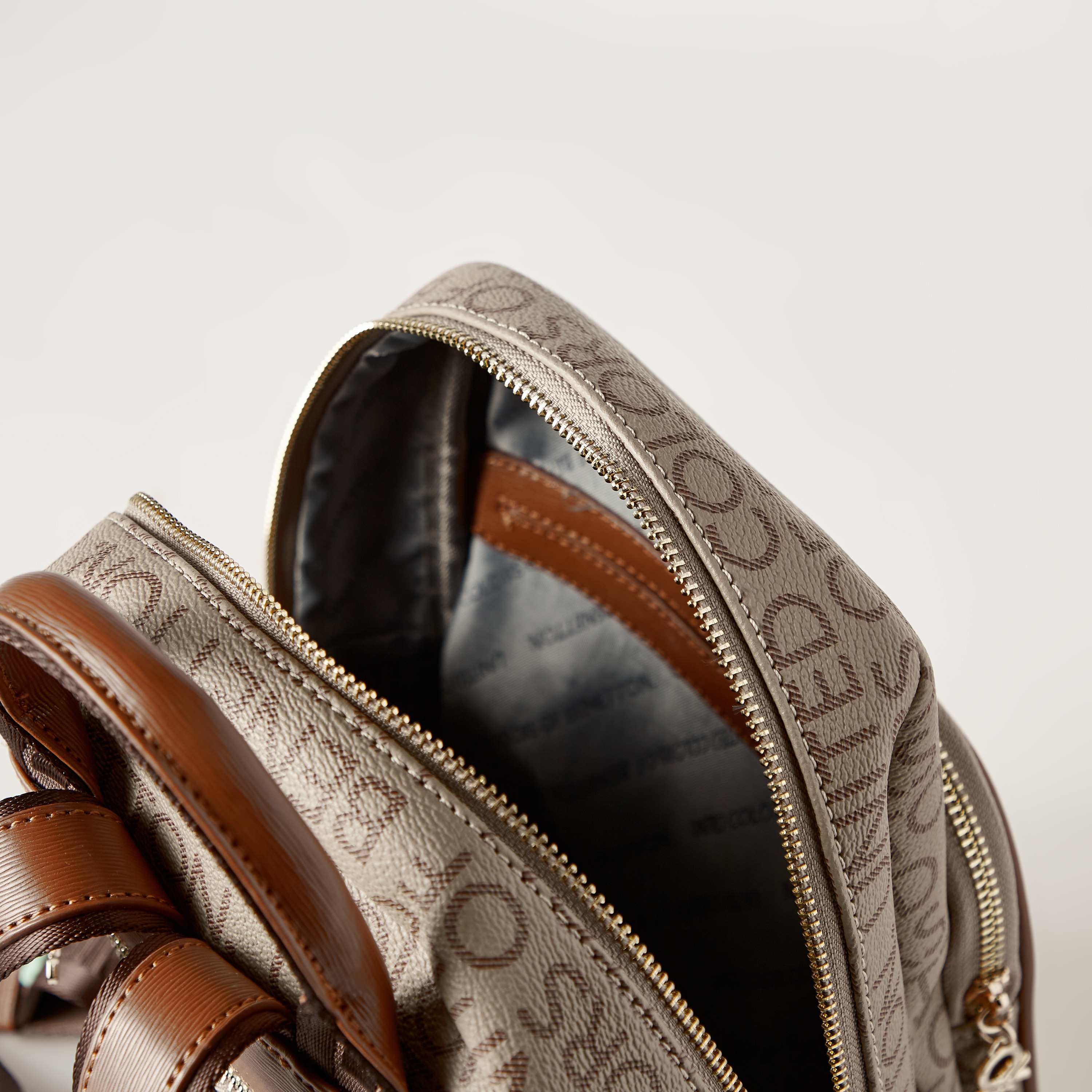 شنطة ظهر بإغلاق بسحاب من يونايتد كولورز أوف بينيتون - 24x12x30 سم-women-bagsandwallets-backpacks-image-6