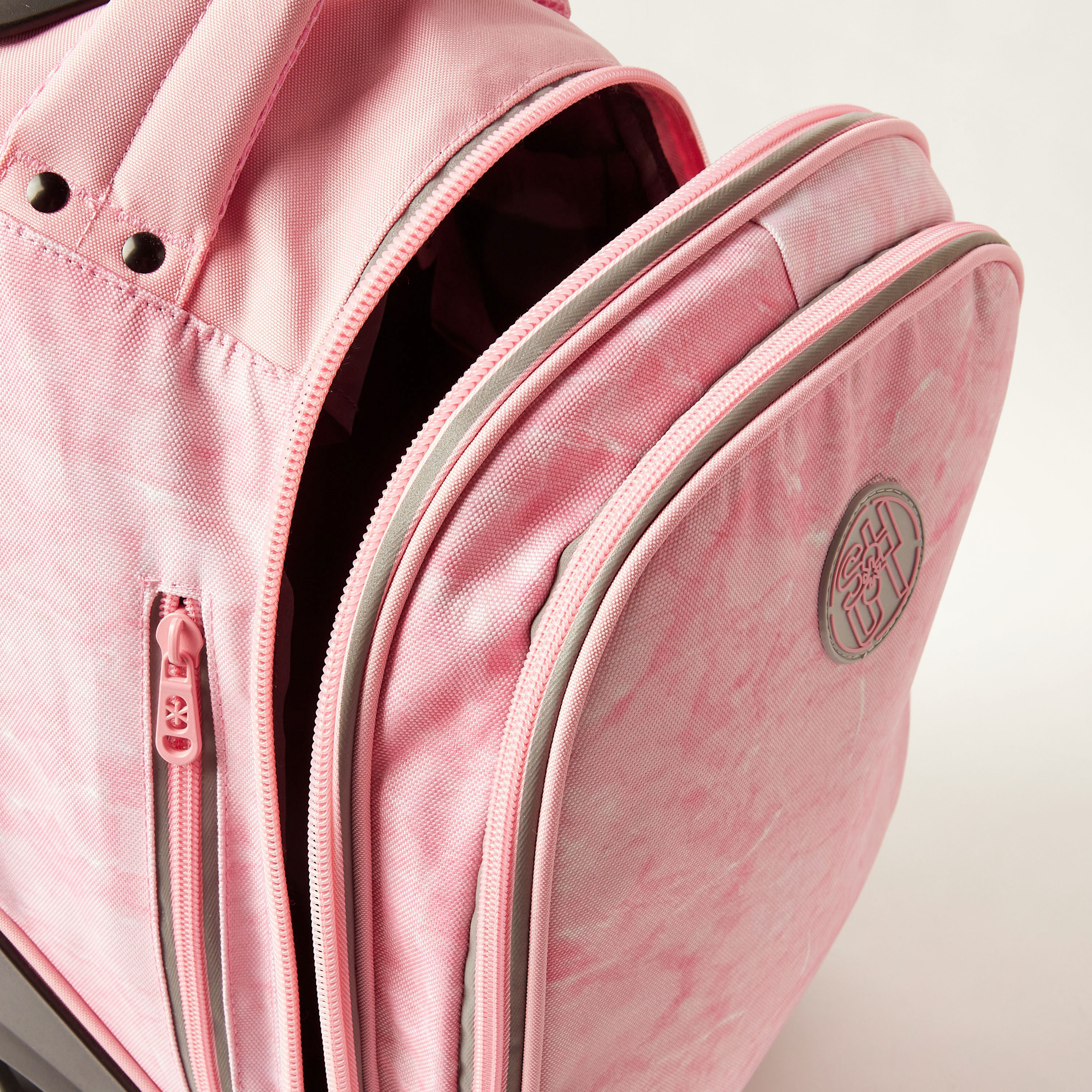 شنطة ترولي بمقبض قابل للسّحب وطبعات من شاوت - 18 بوصة-school-bagsandbackpacks-trolleybags-image-6
