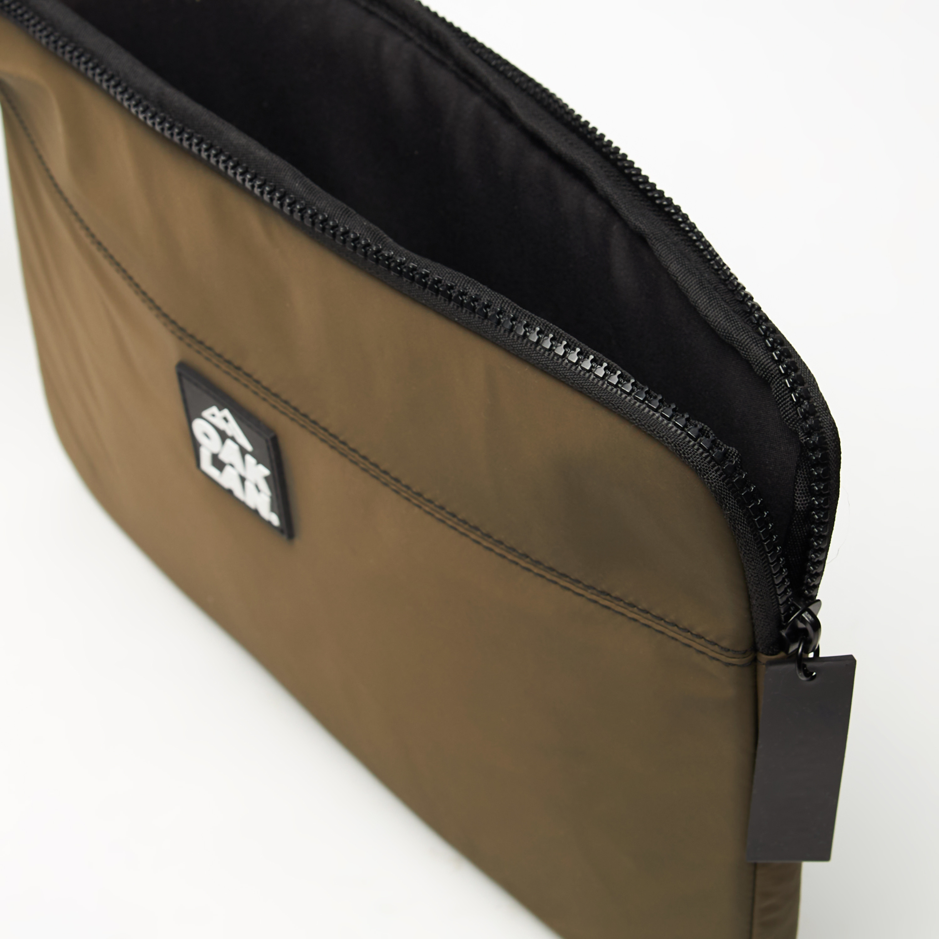 حافظة لاب توب سادة بسحاب إغلاق-men-bags-image-3