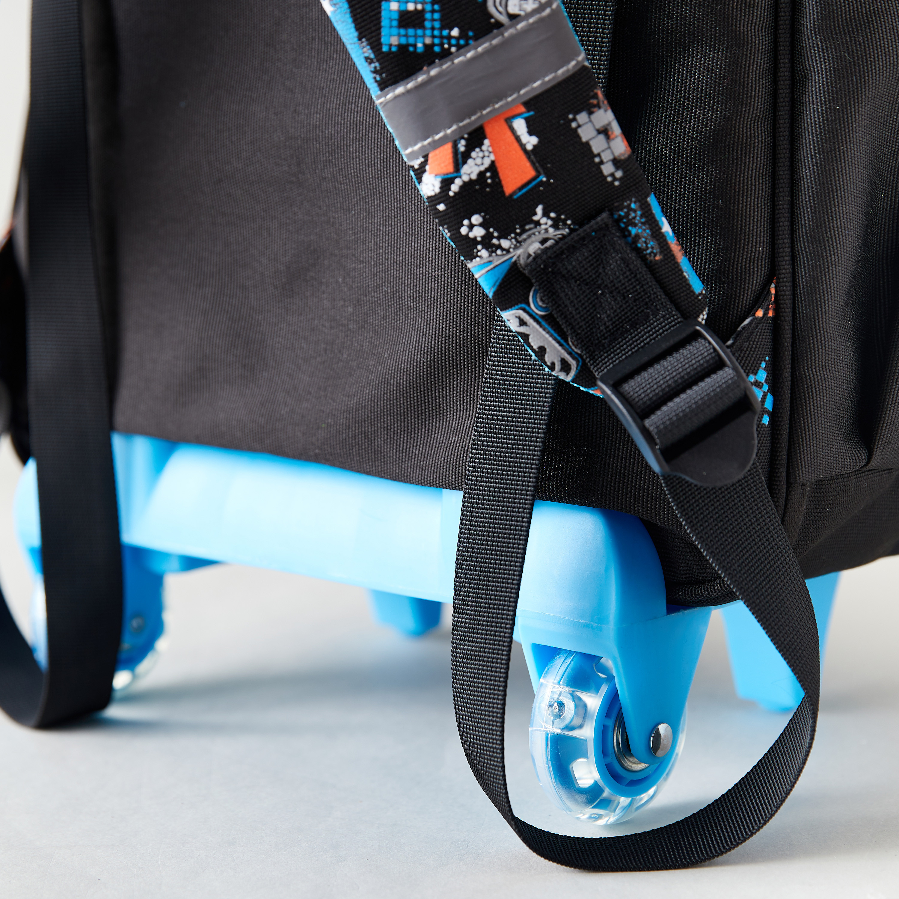 شنطة ظهر بعجلات وإضاءة إل إي دي وطبعات من سكايلر - 31x18x43 سم-school-bagsandbackpacks-trolleybags-image-7