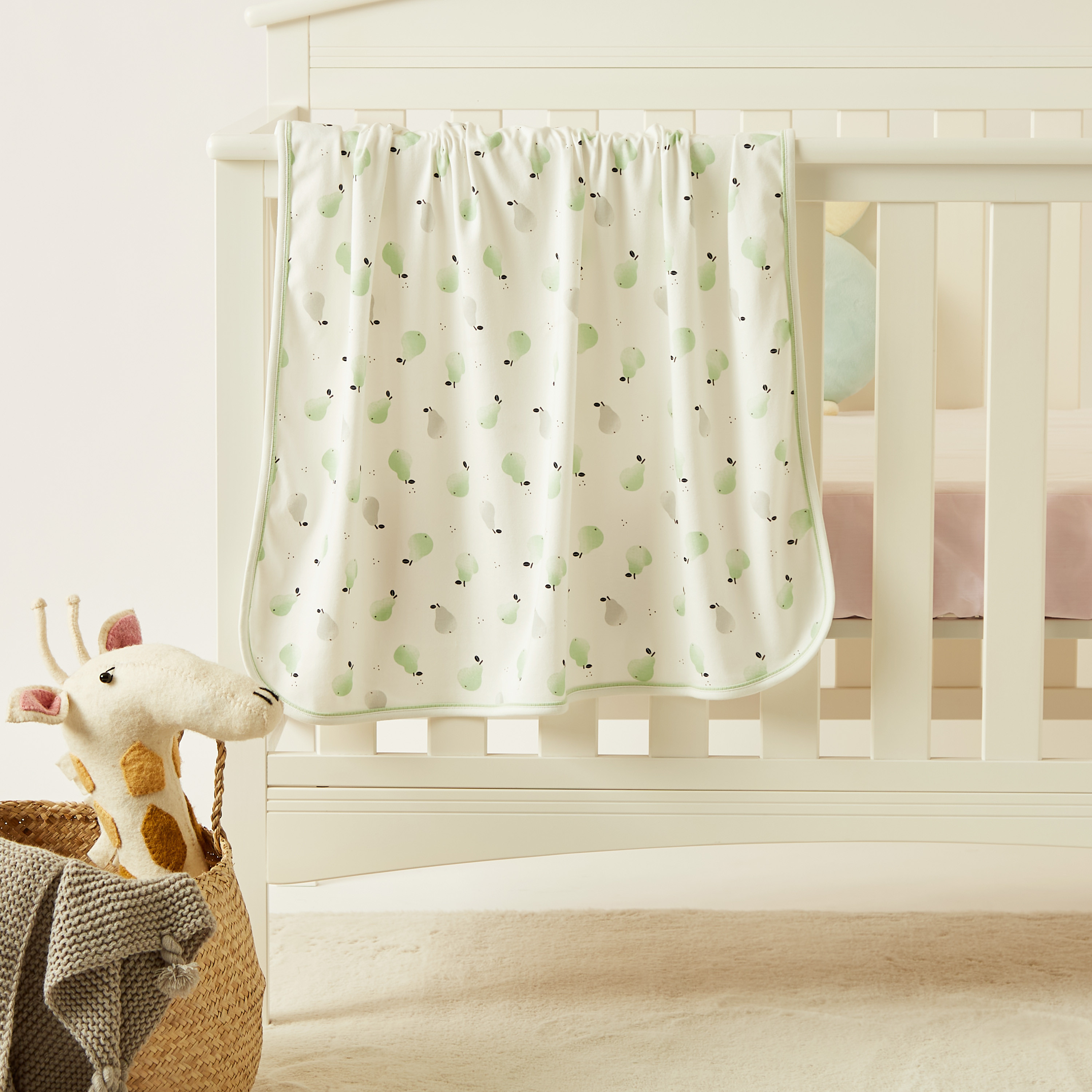 بطانية حديثي ولادة بطبعات كمثرى تزينها بالكامل من جونيورز-baby-nursery-blanketsandswaddles-receivingblankets-image-1
