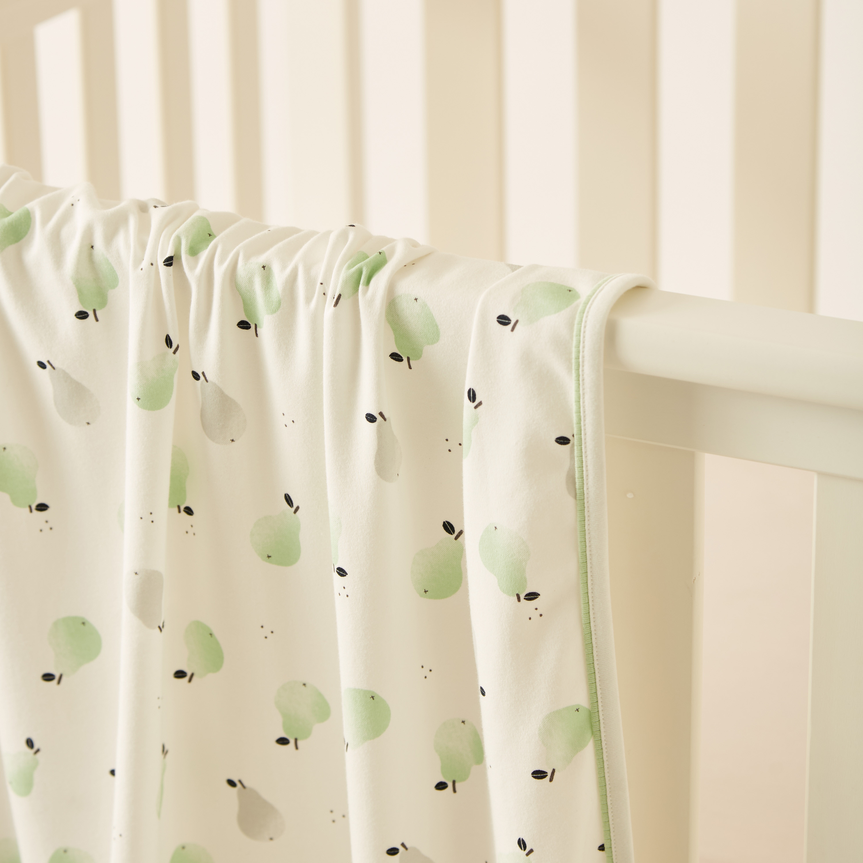 بطانية حديثي ولادة بطبعات كمثرى تزينها بالكامل من جونيورز-baby-nursery-blanketsandswaddles-receivingblankets-image-2
