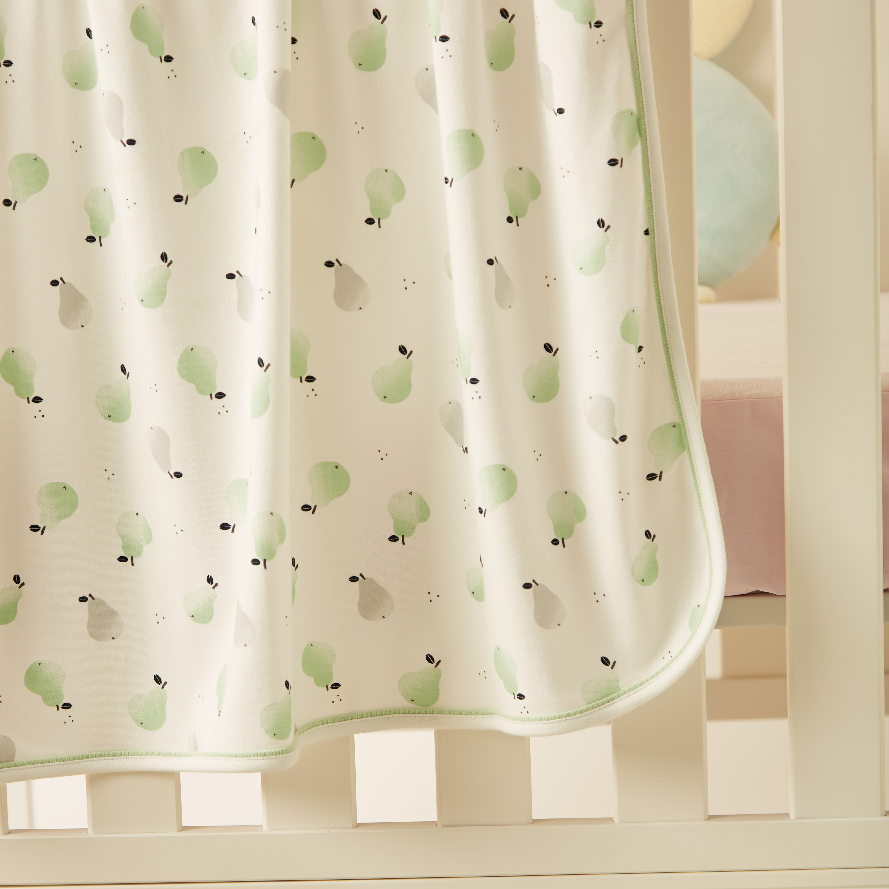 بطانية حديثي ولادة بطبعات كمثرى تزينها بالكامل من جونيورز-baby-nursery-blanketsandswaddles-receivingblankets-image-3