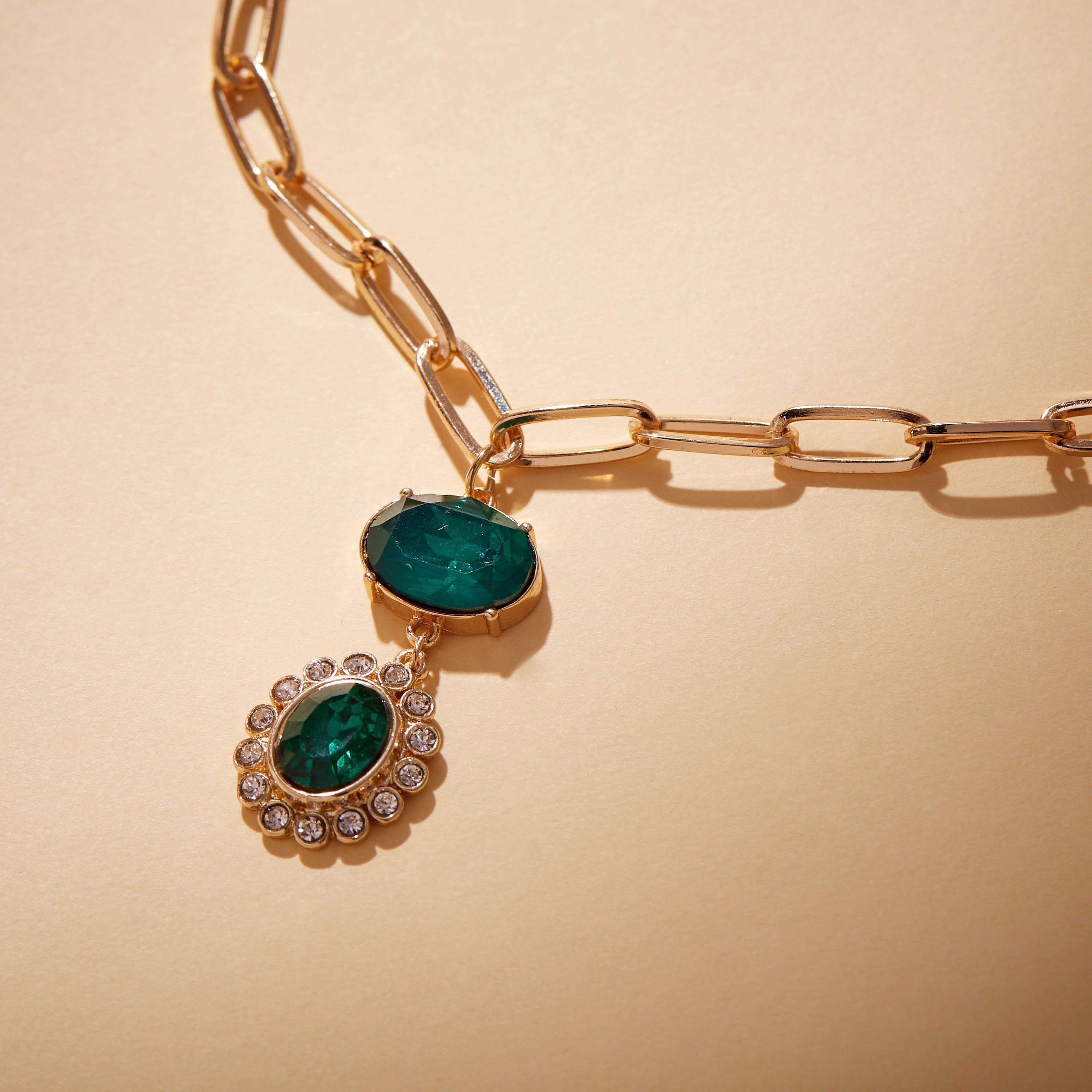 قلادة بدلاية مزينة بالأحجار بمشبك إغلاق-women-watchesandjewellery-jewellery-necklacesandpendants-image-2