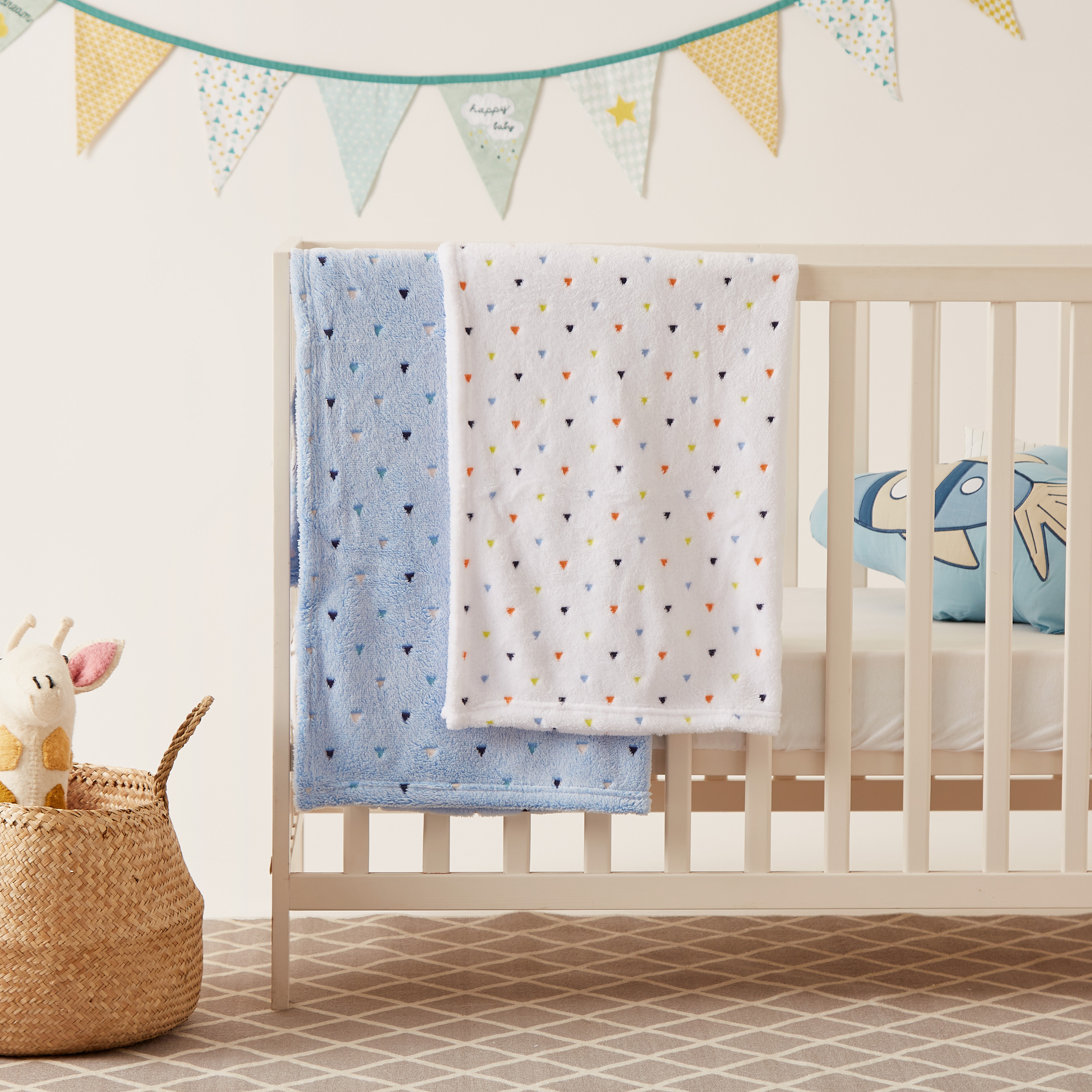 بطانية صوف كورال بطبعات مثلثات من جونيورز - طقم من قطعتين-baby-nursery-blanketsandswaddles-blanketsandquilts-image-1