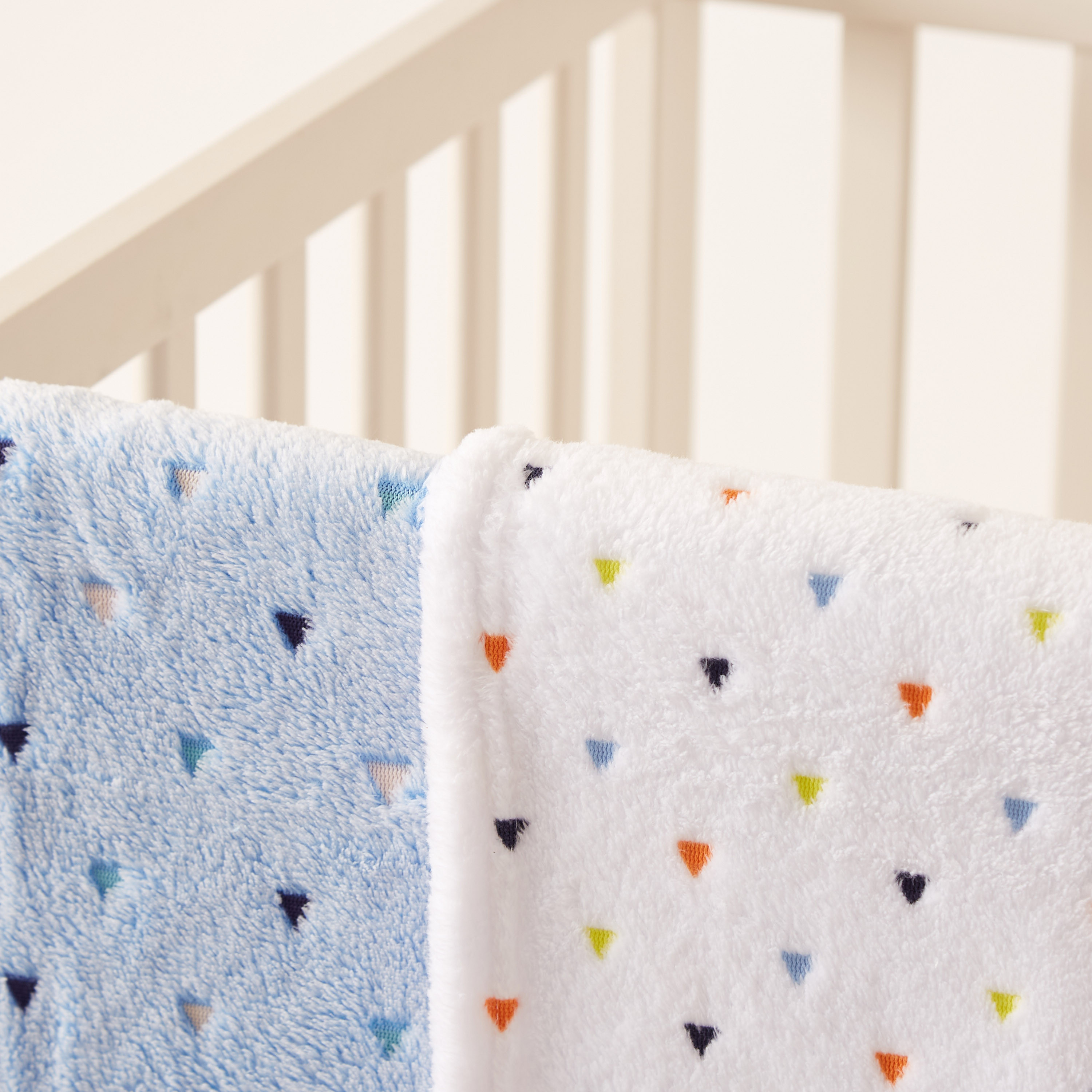 بطانية صوف كورال بطبعات مثلثات من جونيورز - طقم من قطعتين-baby-nursery-blanketsandswaddles-blanketsandquilts-image-2