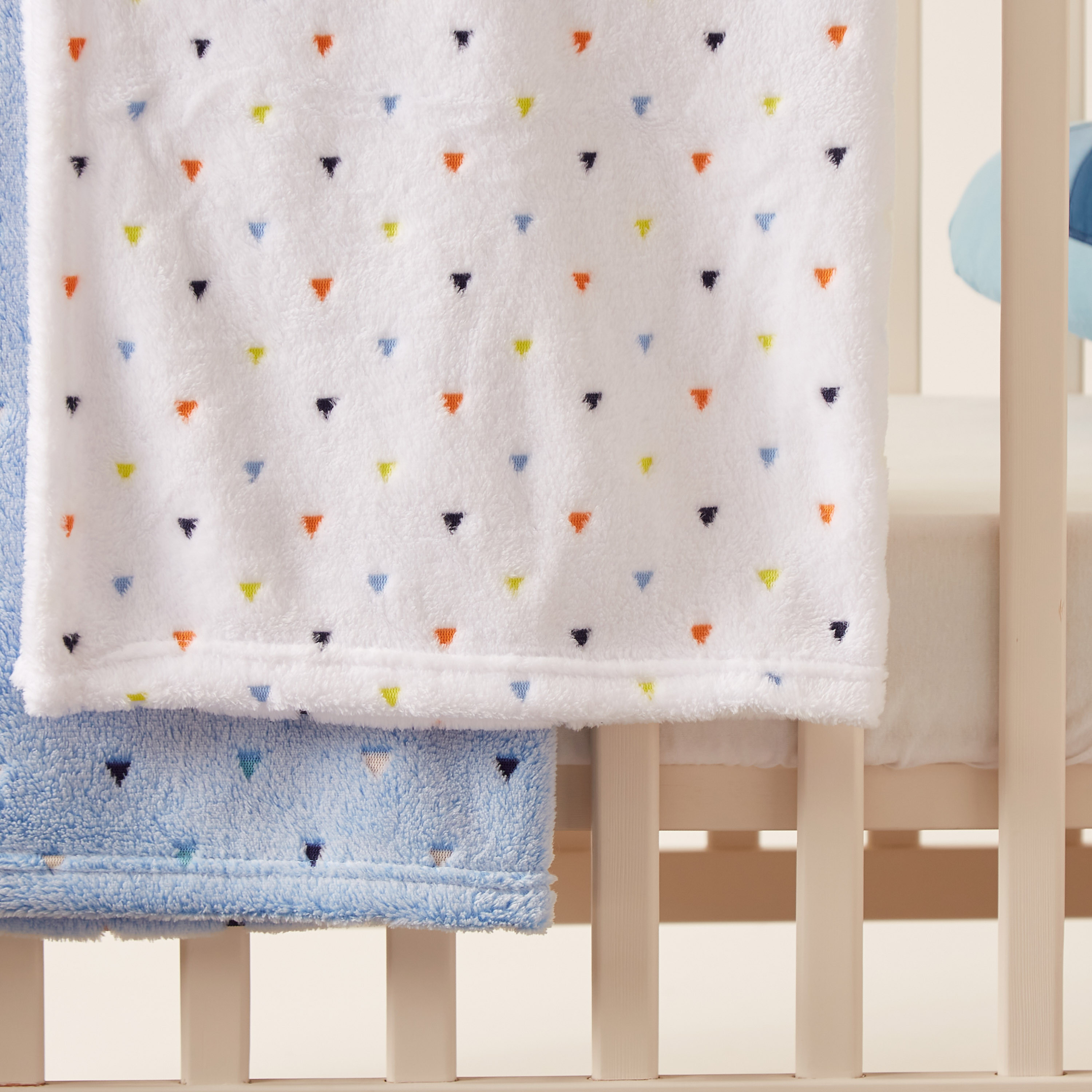 بطانية صوف كورال بطبعات مثلثات من جونيورز - طقم من قطعتين-baby-nursery-blanketsandswaddles-blanketsandquilts-image-3