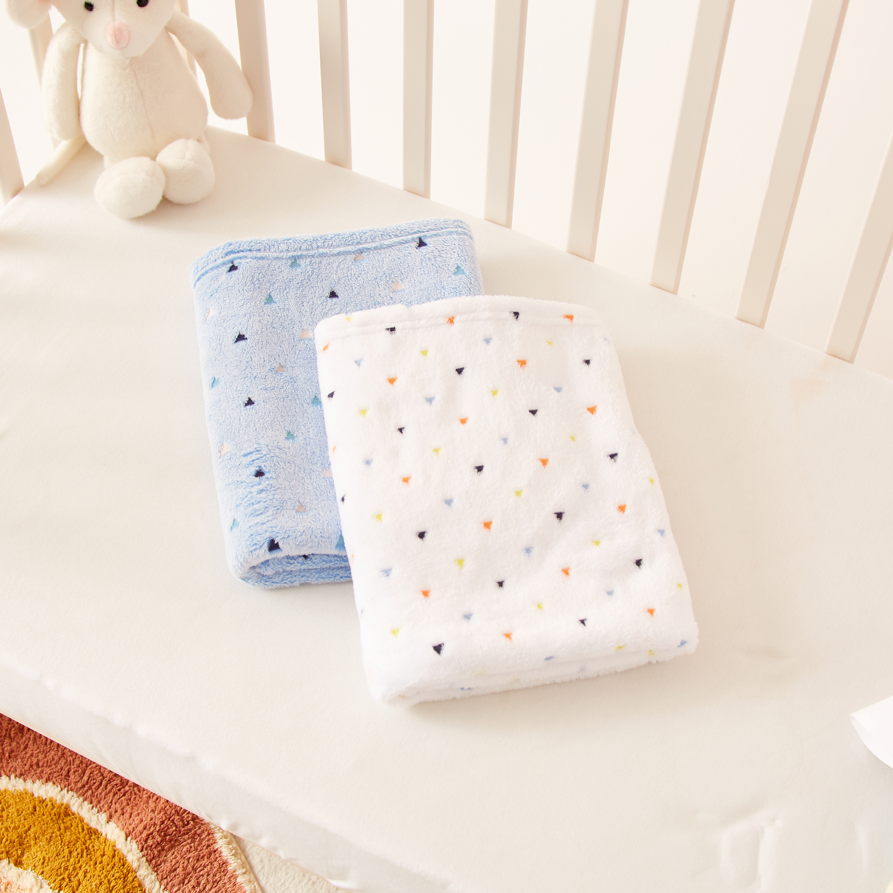 بطانية صوف كورال بطبعات مثلثات من جونيورز - طقم من قطعتين-baby-nursery-blanketsandswaddles-blanketsandquilts-image-4